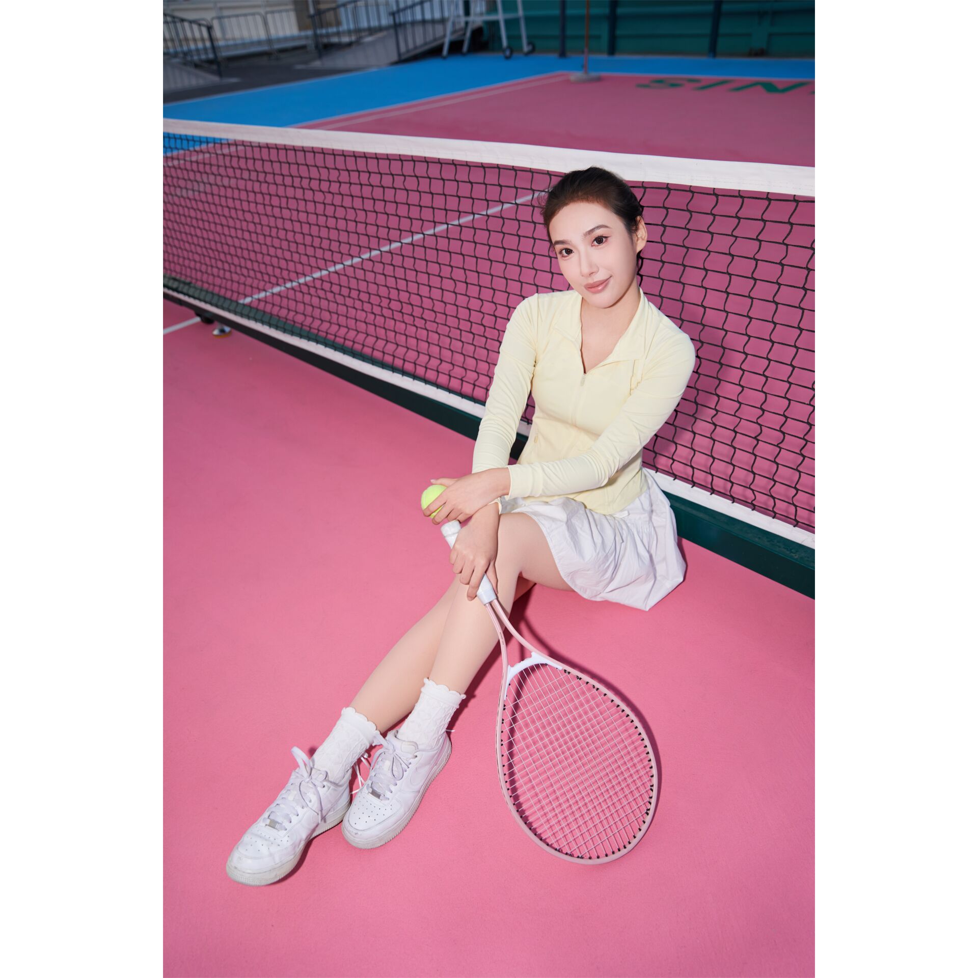 Tennis, Tennisschläger, Tennisball, Sportkleidung, Rosa Boden