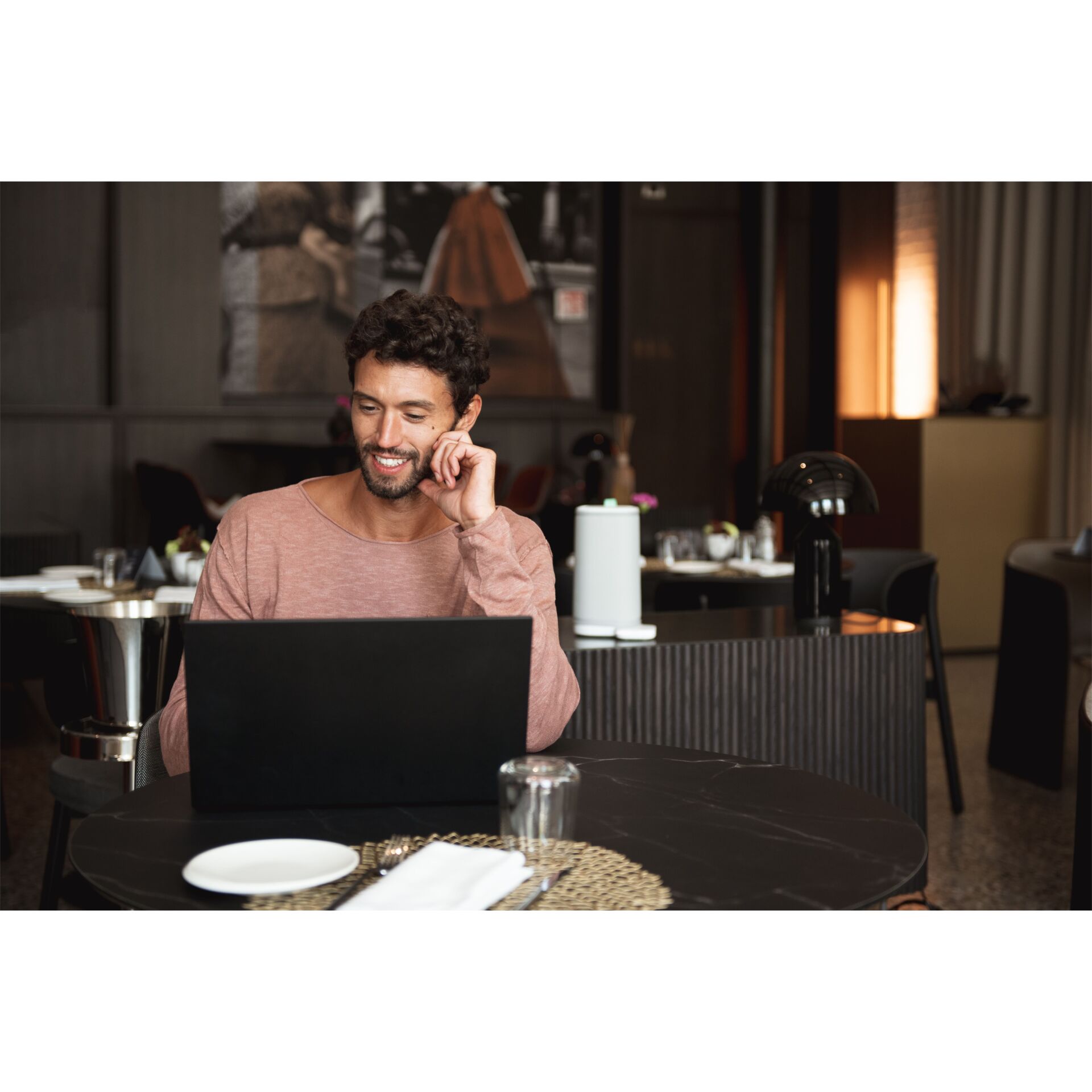 Innenarchitektur, Kopf, Person, Gesicht, Laptop