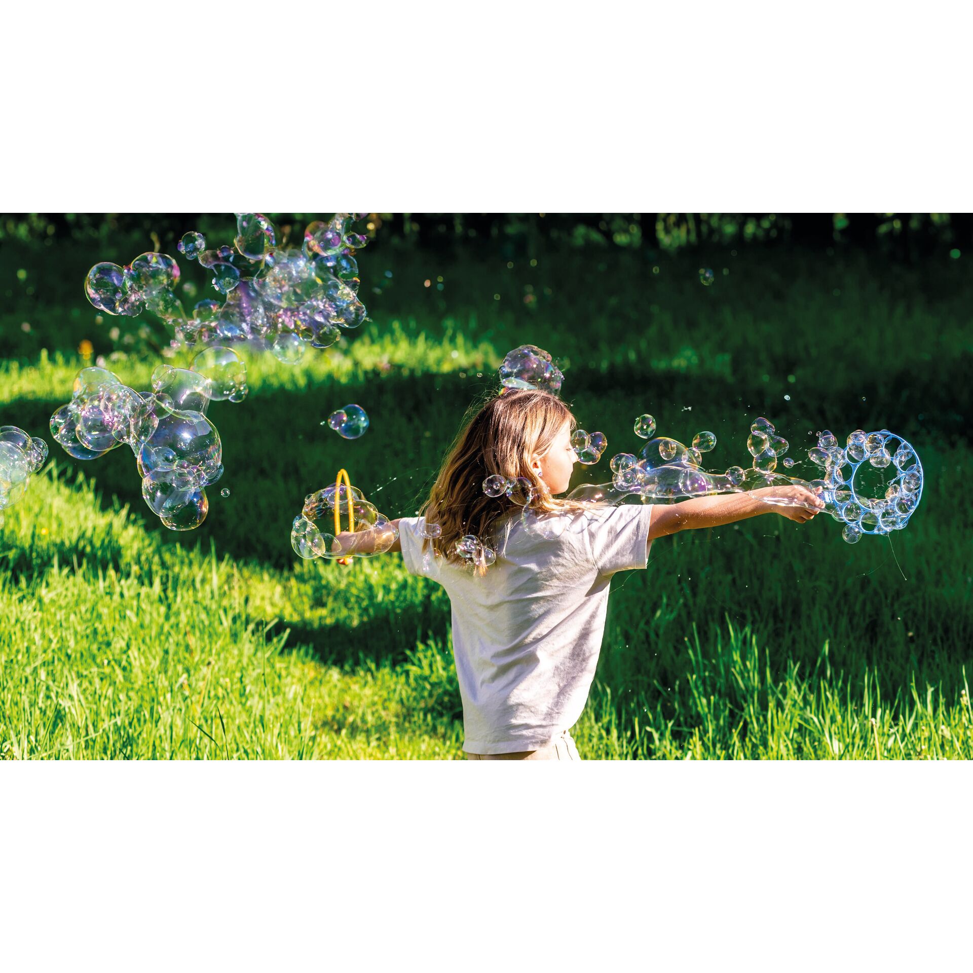 Seifenblasen, Bubble-Regen, Kinderaktivität, Außenbereich, Spielen im Freien