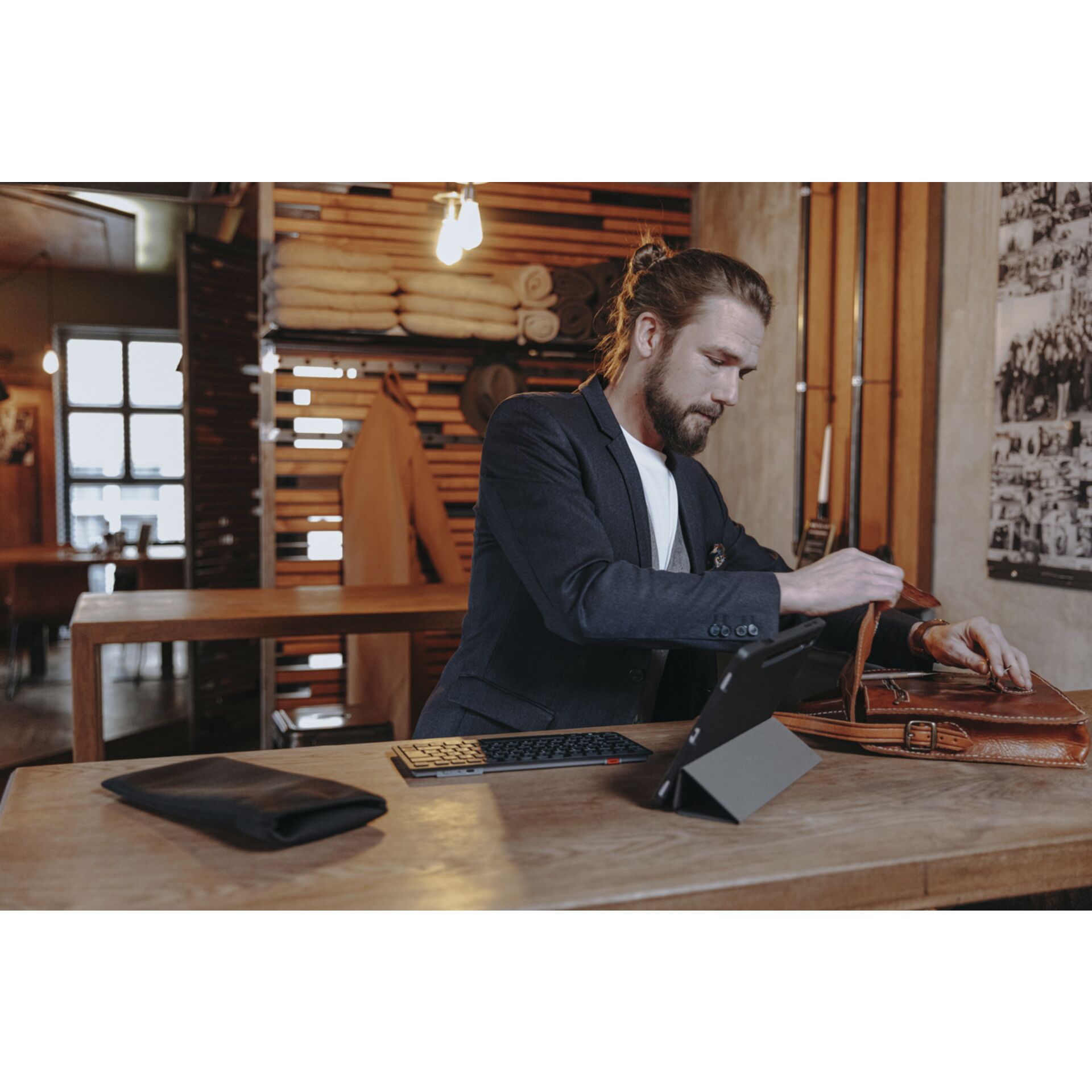 Innenarchitektur, Tabelle, Handtasche, Mann, Person