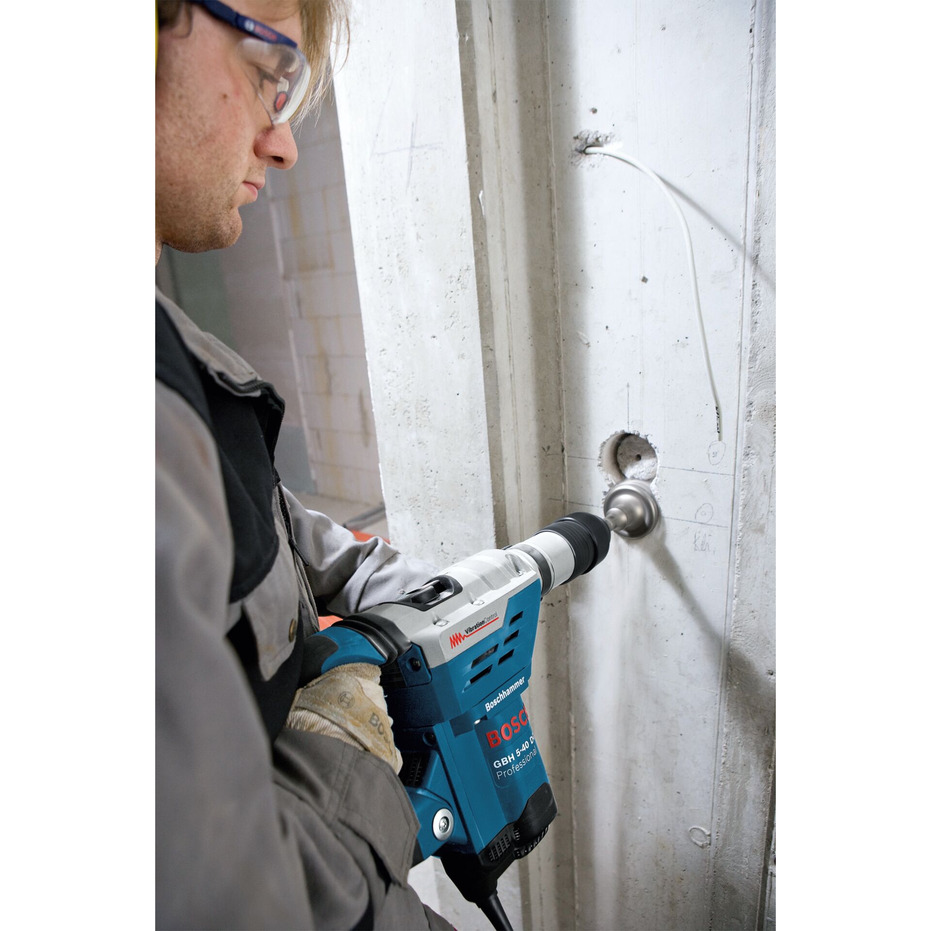 Elektrische Bohrmaschine, Werkzeug, Handschuh, Brille, Arbeiter