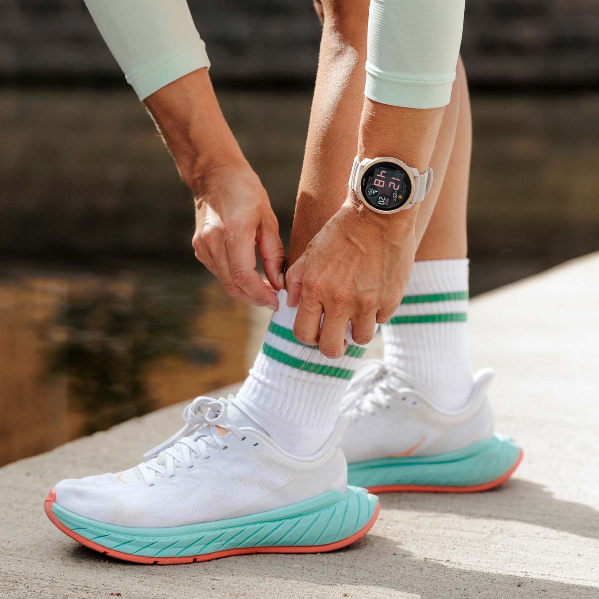Laufschuhe, weiße Sneaker, sportbare Schuhe, Sportschuhe, digitale Uhr