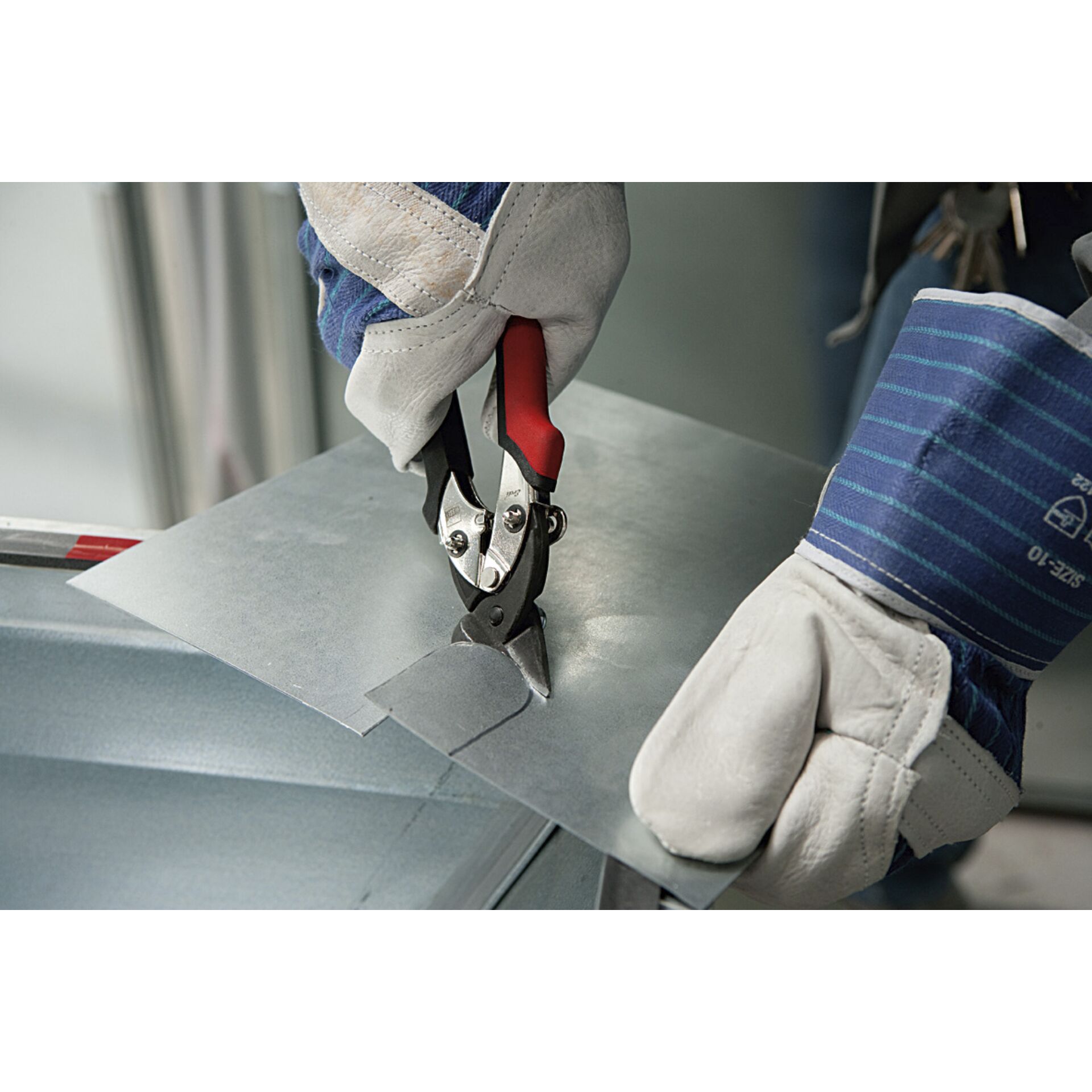 Bekleidung, Handschuh, Person, Drinnen, Innenarchitektur