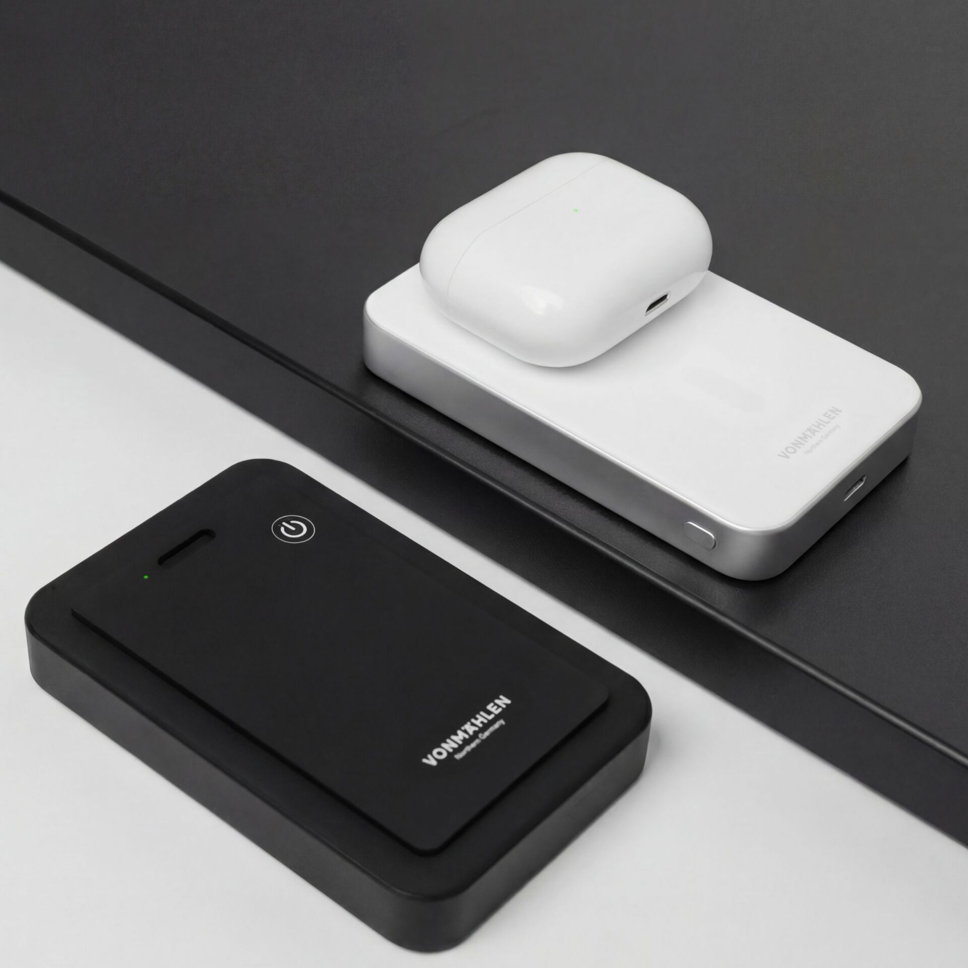 Ladecase, Powerbank, Wireless earbuds case, Kabelloser Akku, Schwarz/Weiß Design