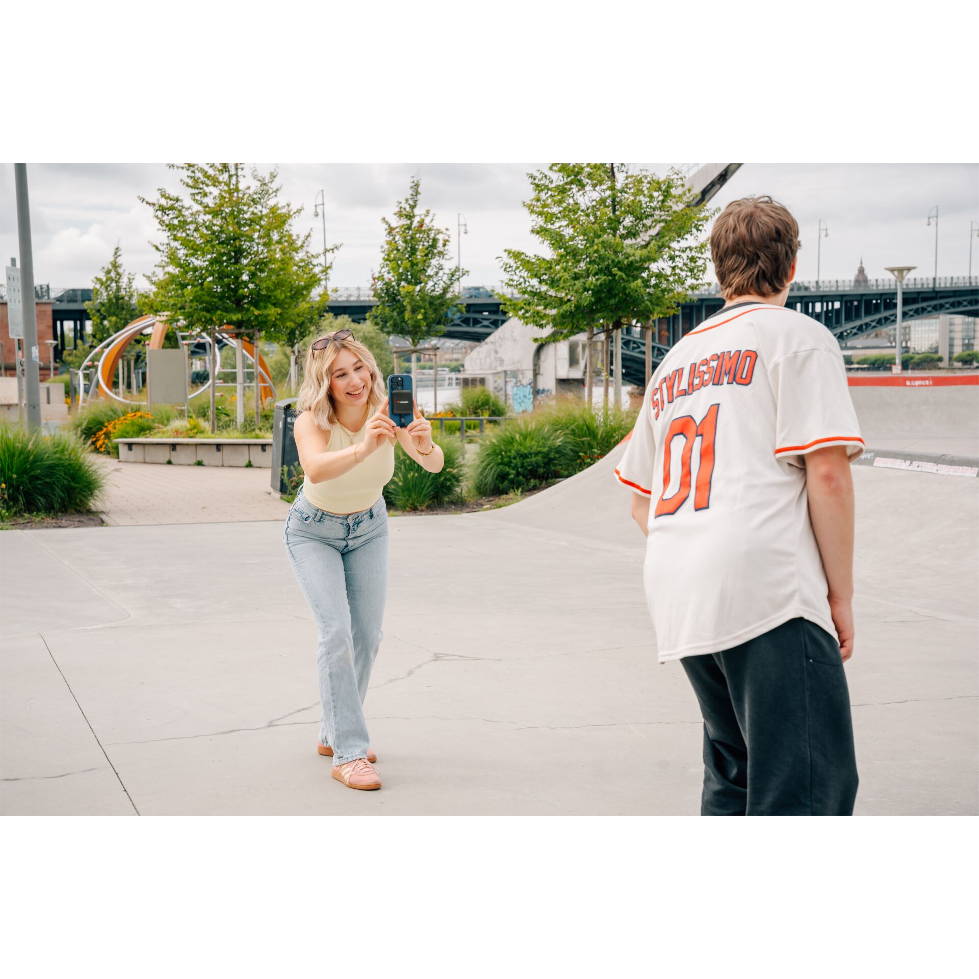 T-shirt, Hosen, Fotografie, Person, Handy