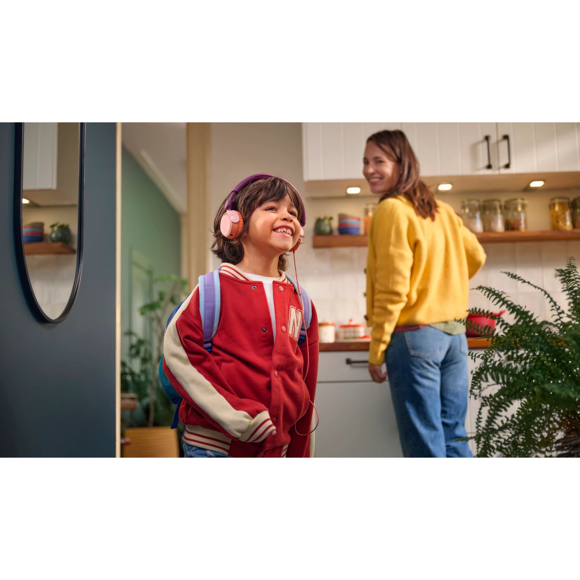 Innenarchitektur, Langarm, Kopf, Person, Lächeln