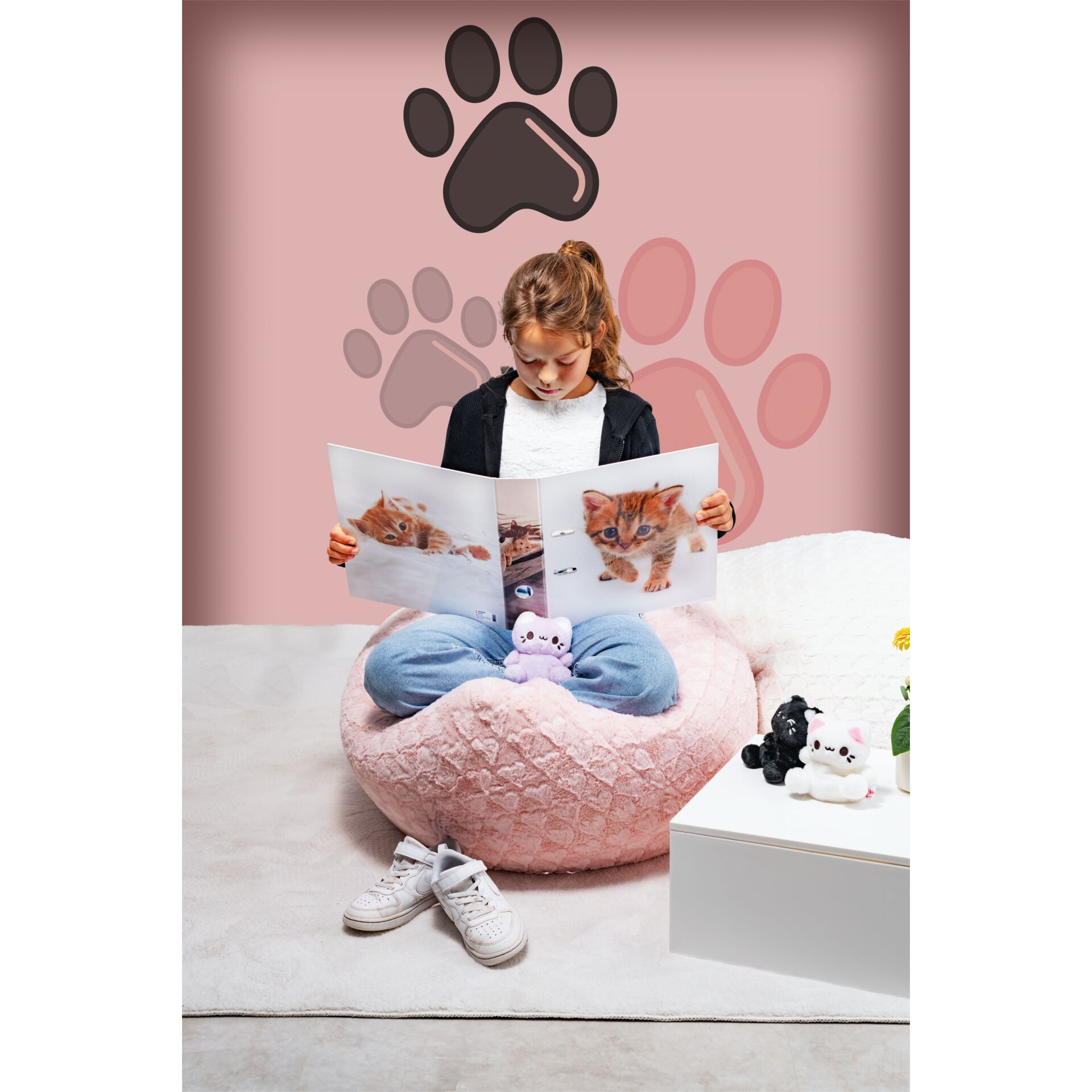 kindergarten, kinderzimmer, pfoten, katzen plüsch, lesen