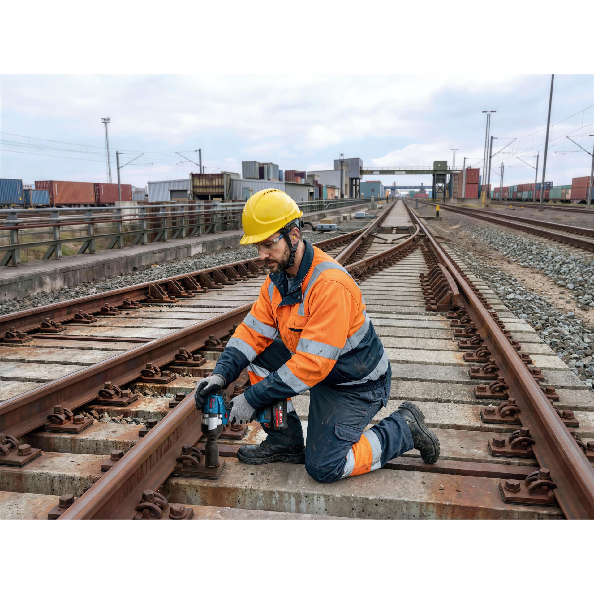Railway maintenance, Bahnarbeiter, Sicherheitshut, Warnkleidung, Werkzeug