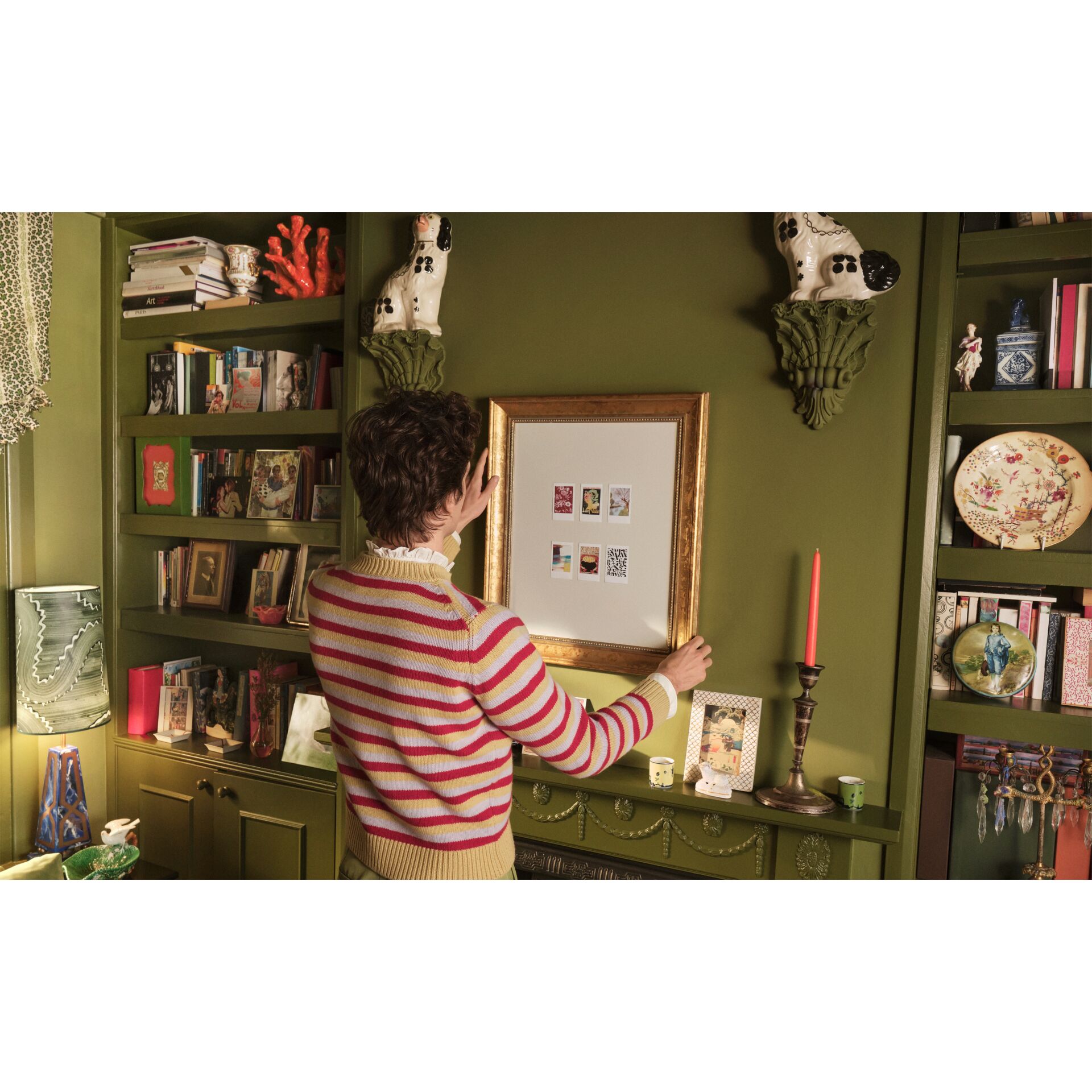 Innenarchitektur, Mobiliar, Bücherschrank, Person, Kerze