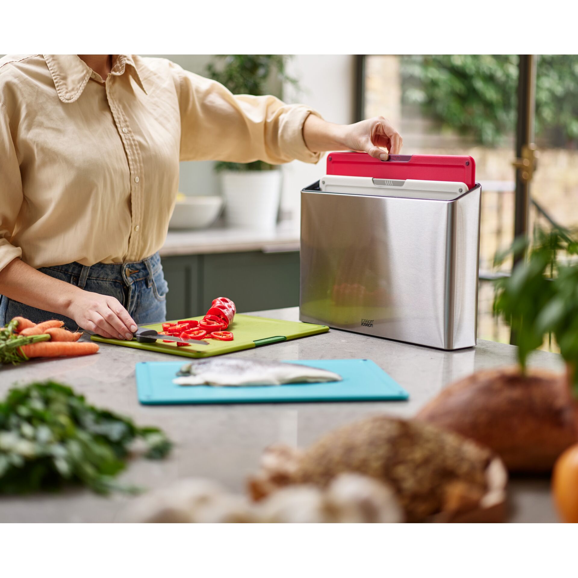 Klinge, Messer, Waffe, Schneidbrett, Person