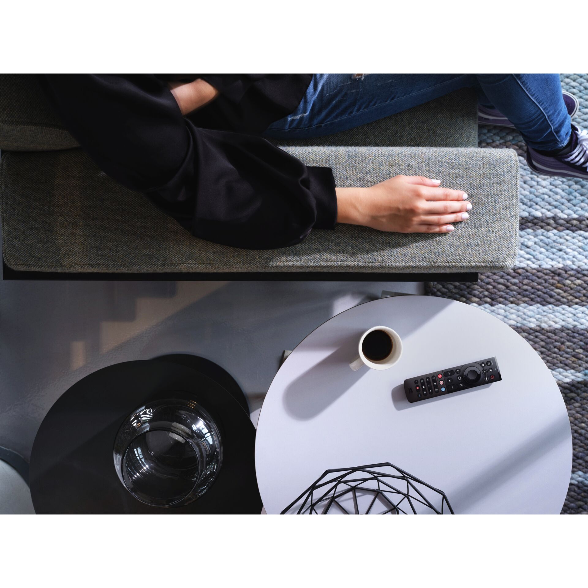 Kaffeetisch, Tabelle, Innenarchitektur, Schuh, Person