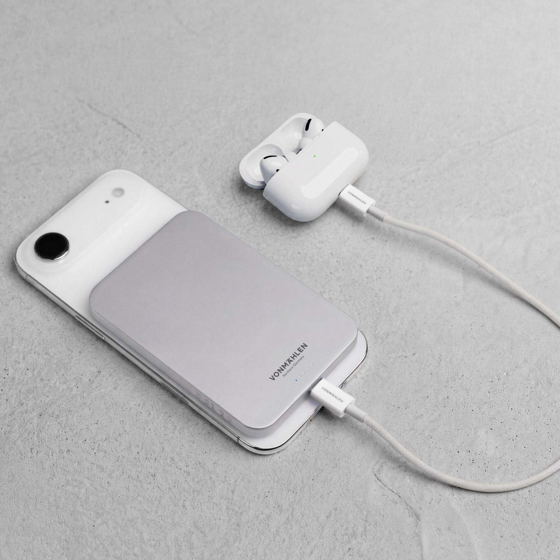 kabellose ohrhörer, ohrhörer hülle, airpods ladecase, iPhone, weiße handy zubehör