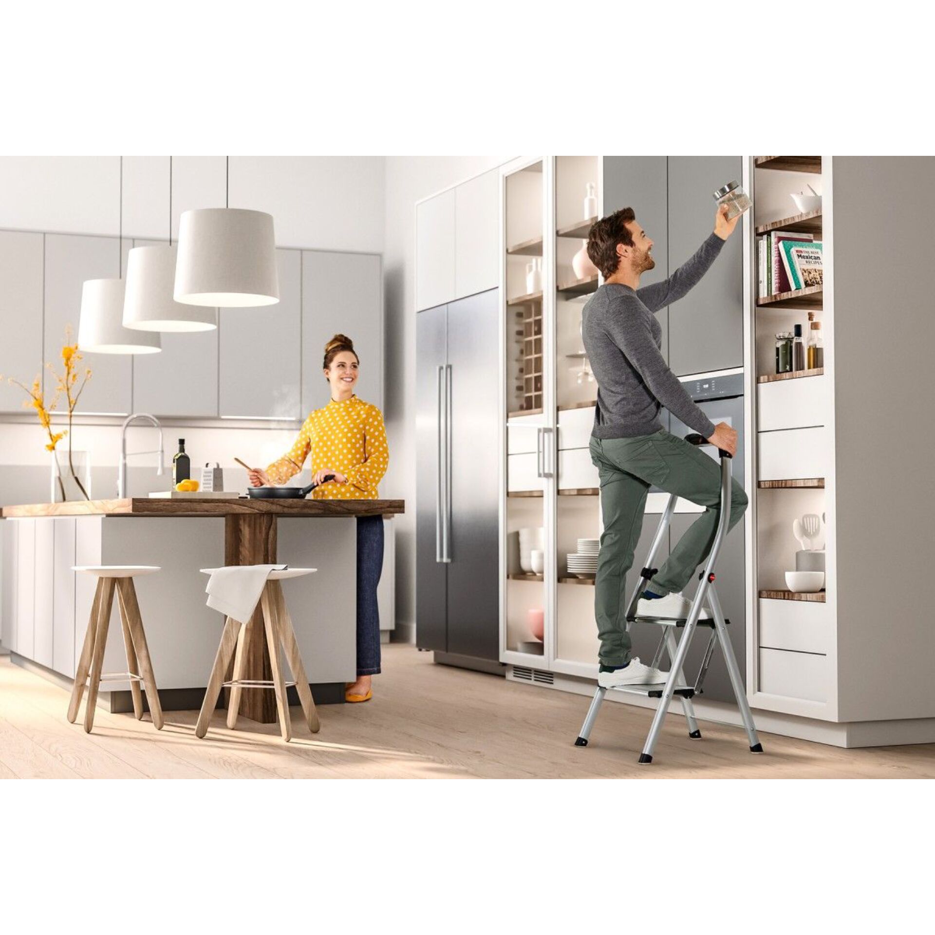 kitchen, Küchenschränke, Kühlschrank, Leiter, Person kocht