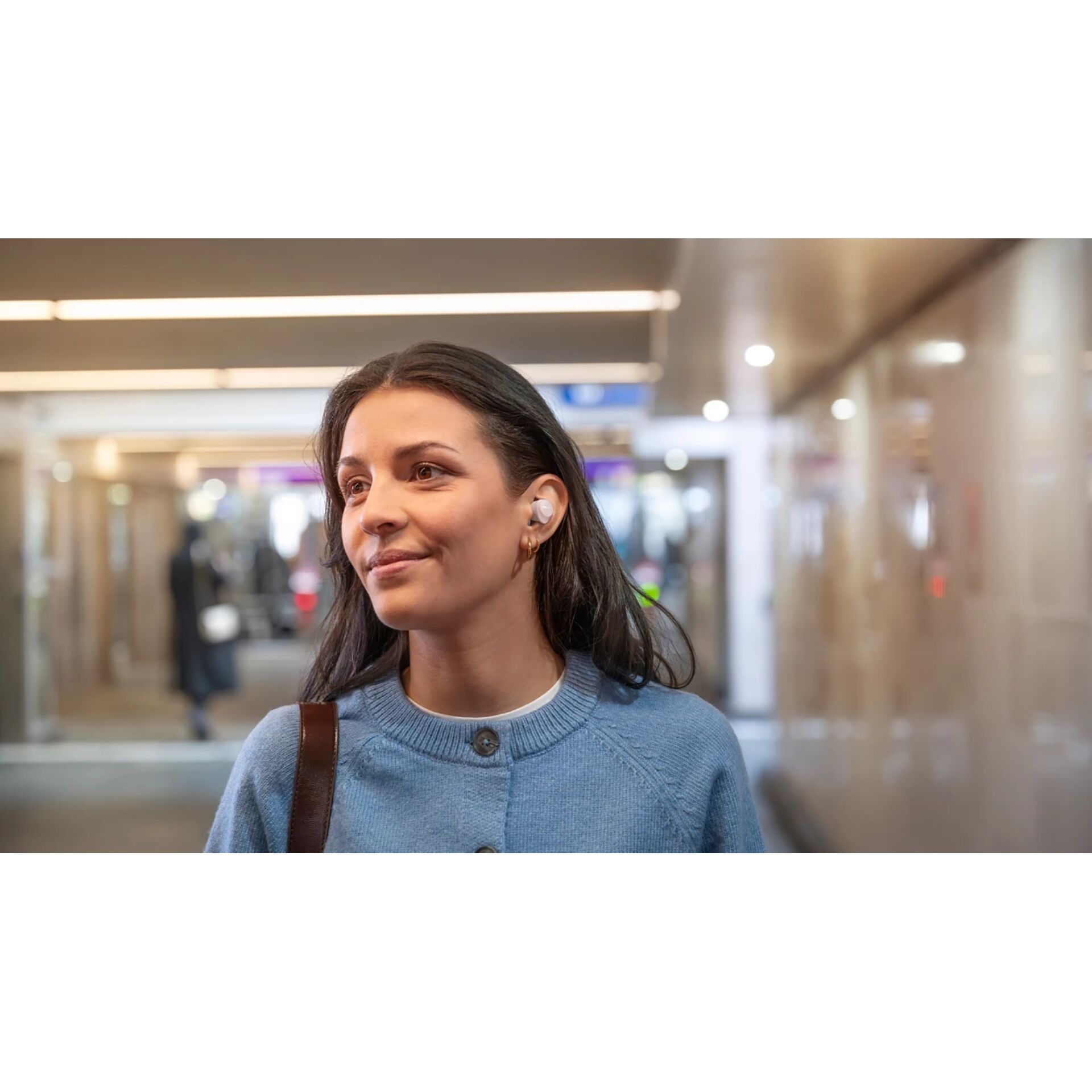 woman, ohrhörer, blauer pullover, flughafen, taschenriemen