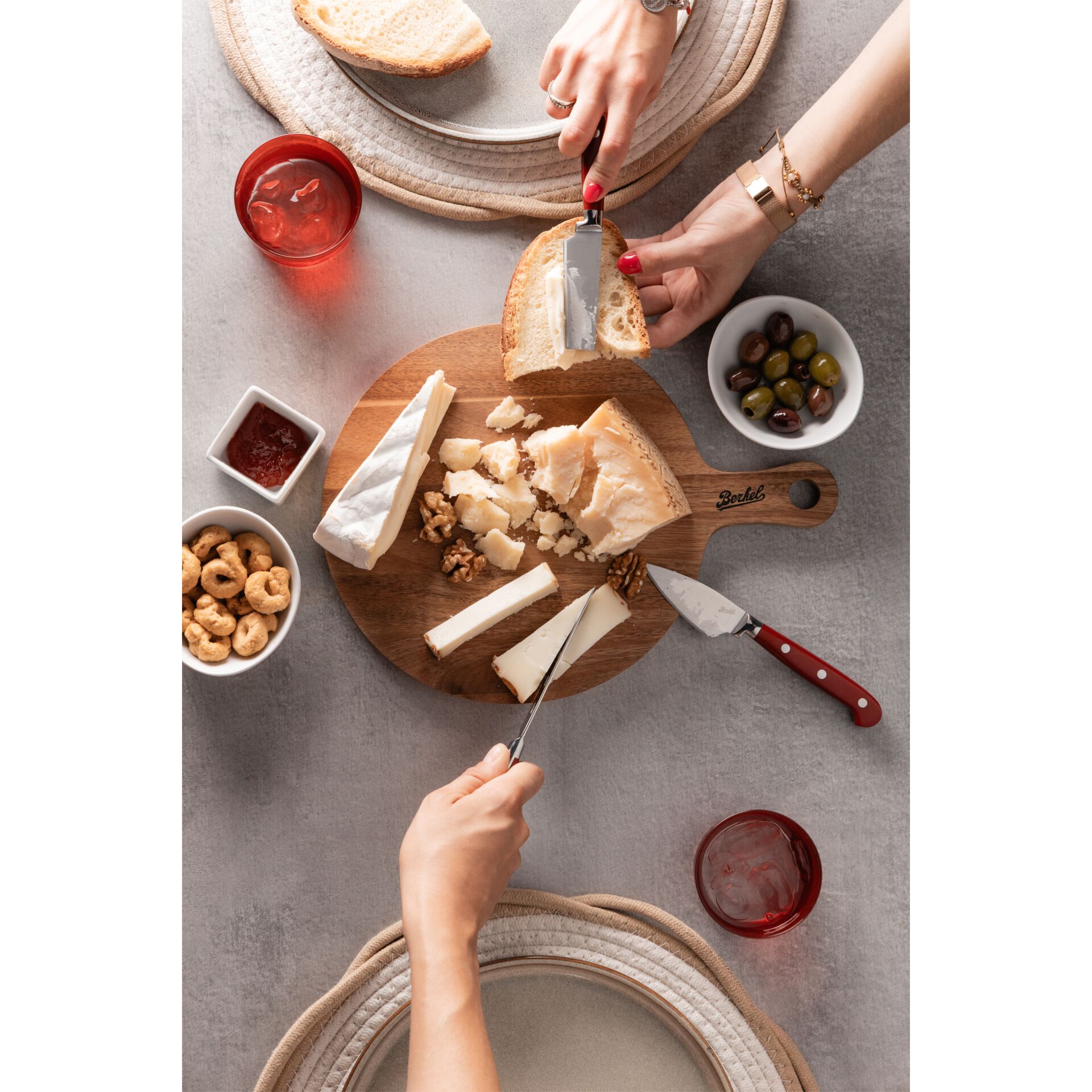 Käseplatte, Käsebrett, Käsewürfel, Oliven, Brot