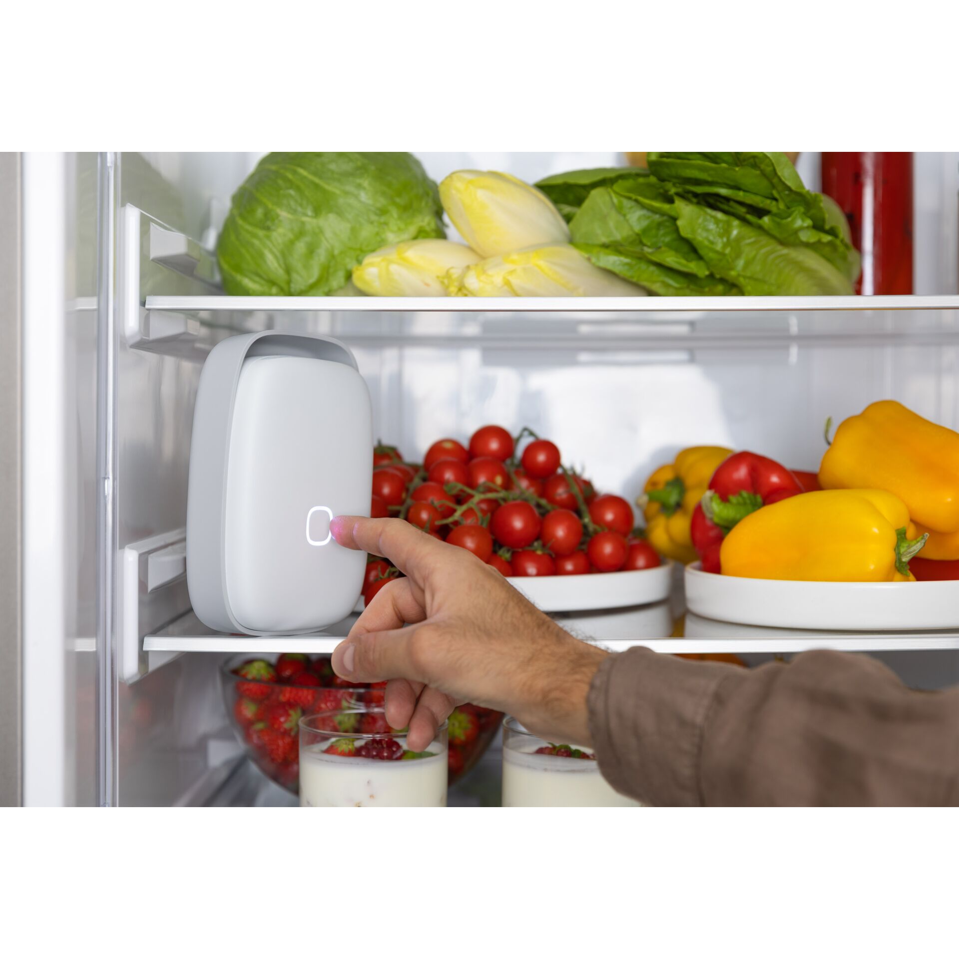 Gerät, Elektrisches Gerät, Kühlschrank, Tasse, Person, Gerät, Elektrisches Gerät, Kühlschrank, Tasse, Person