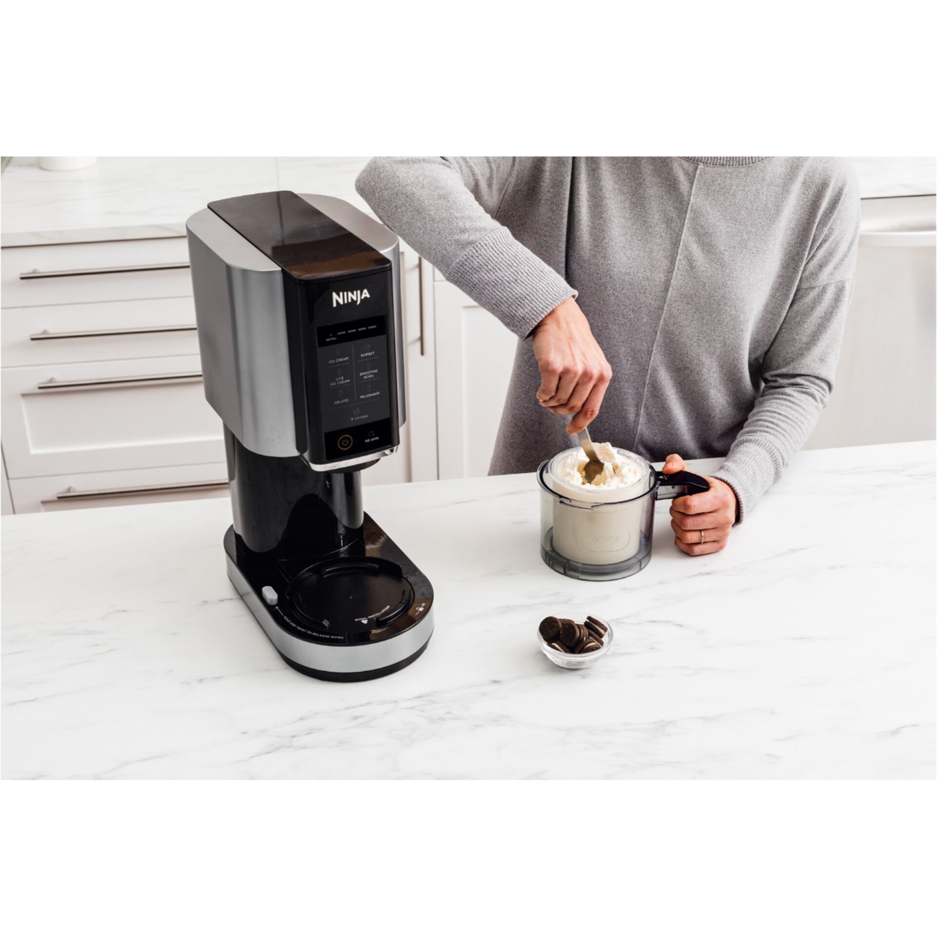 Kaffeemaschine, Kaffeemühle integriert, Espressomaschine, Küchengerät, Schwarz-Silber