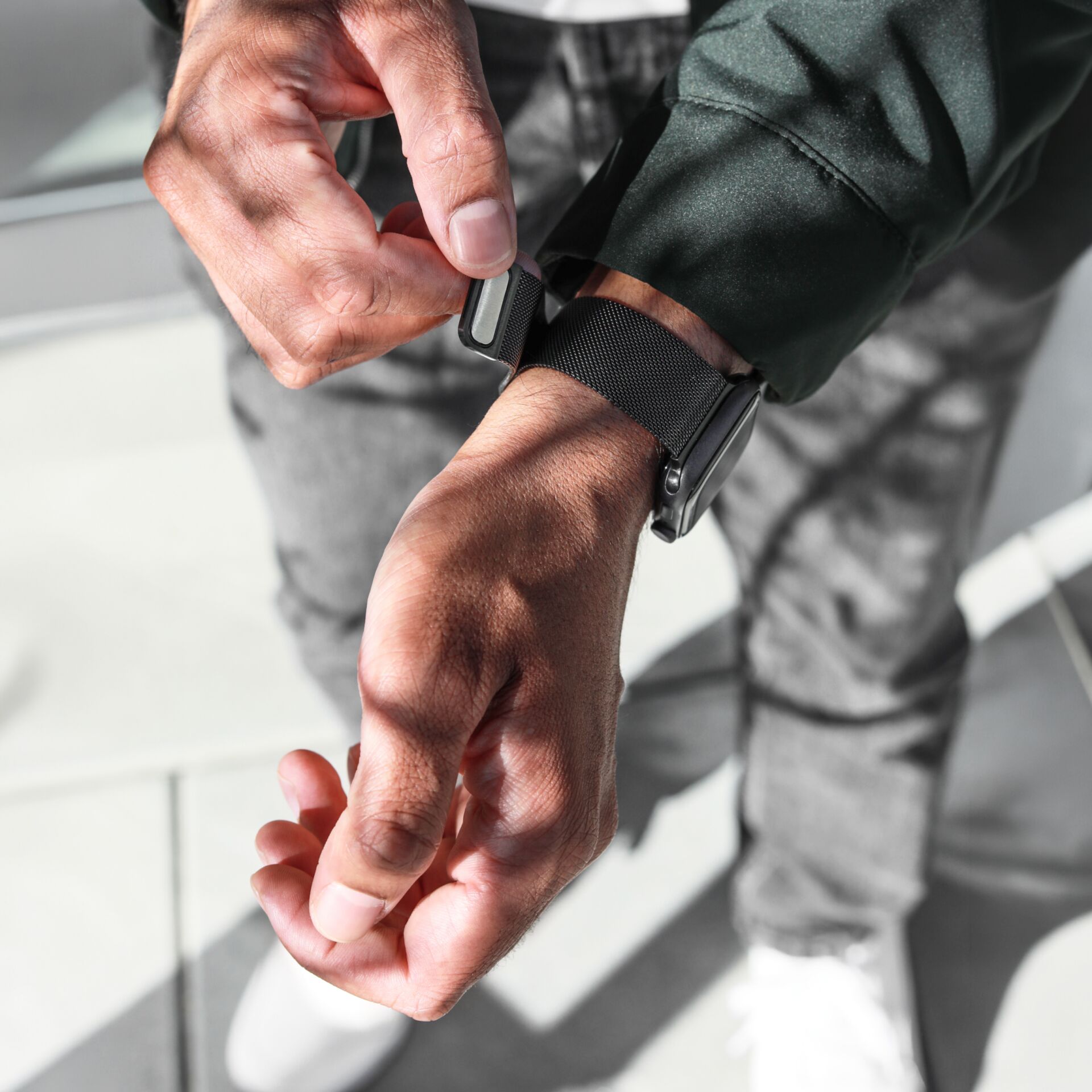 Smartwatch, Schwarzes Gehäuse, Gewebearmband, Magnetverschluss