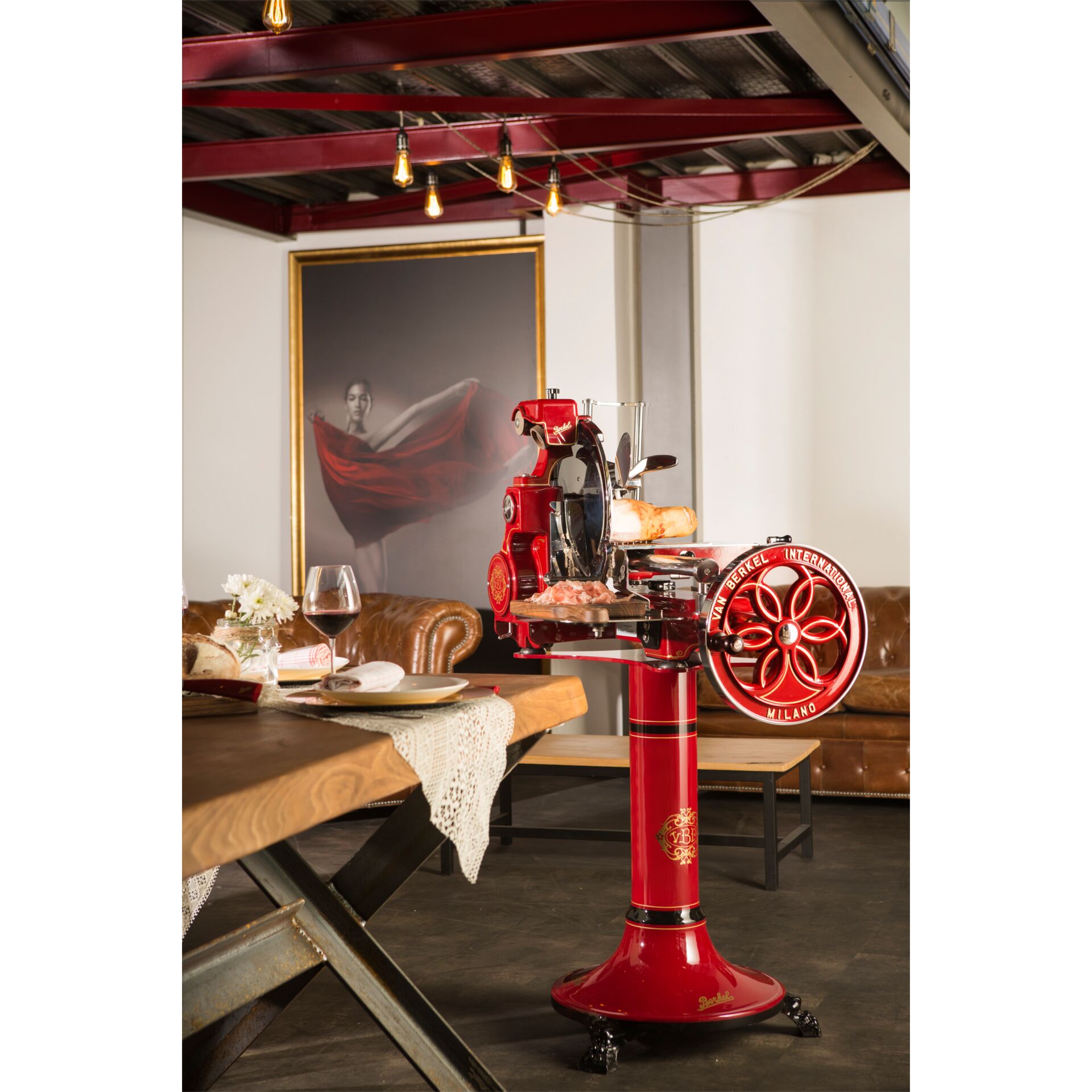 Handcranked meat slicer, roter Fleischschneider, Küchengerät, retro Stil, metallische rote Maschine
