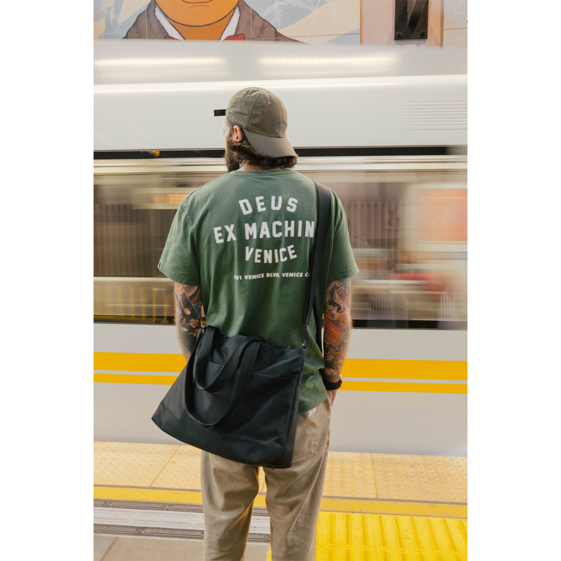 Endgerät, T-shirt, Bahnhof, Baseball-Kappe, Person