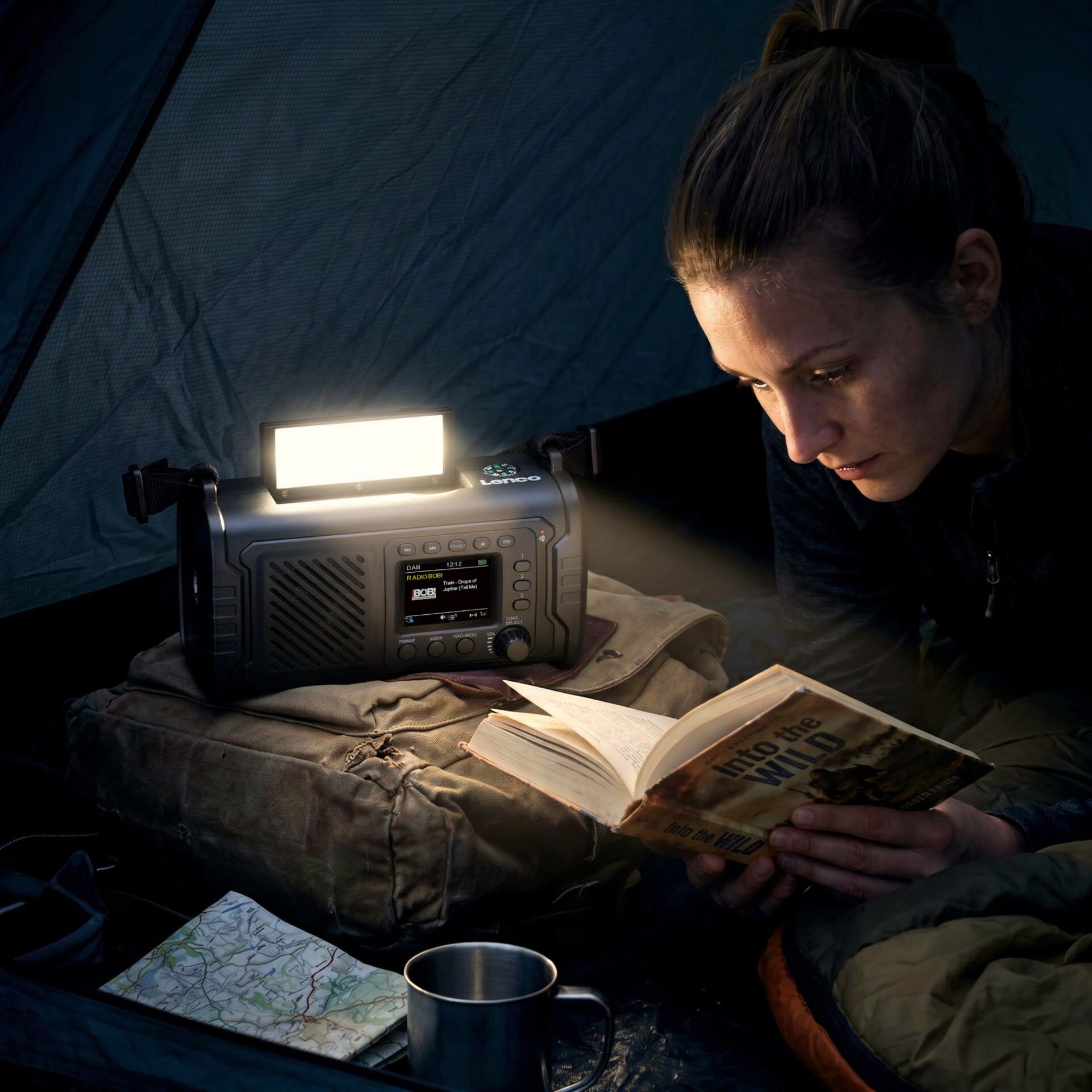 Camping, Laterne, Funkgerät/Radiogerät, Buch, Campingausrüstung
