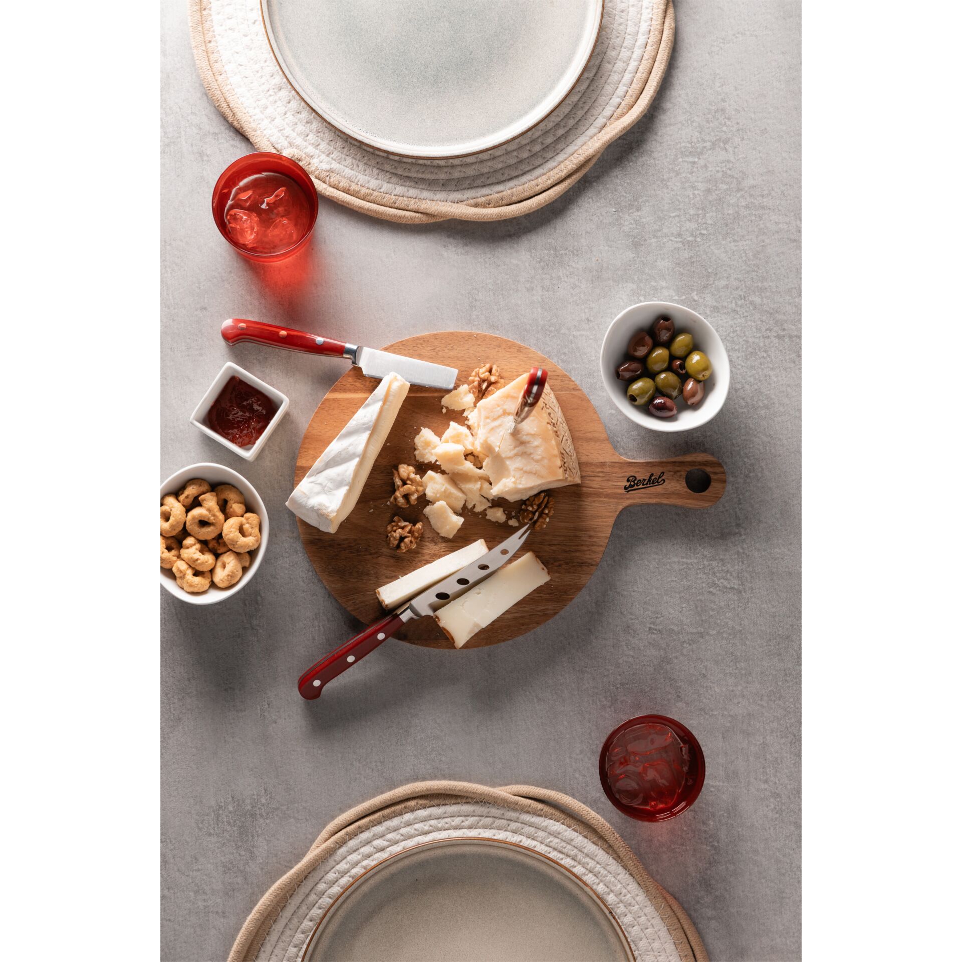 Käseplatte, Käsebrett, Käsestücke, Oliven, Nüsse