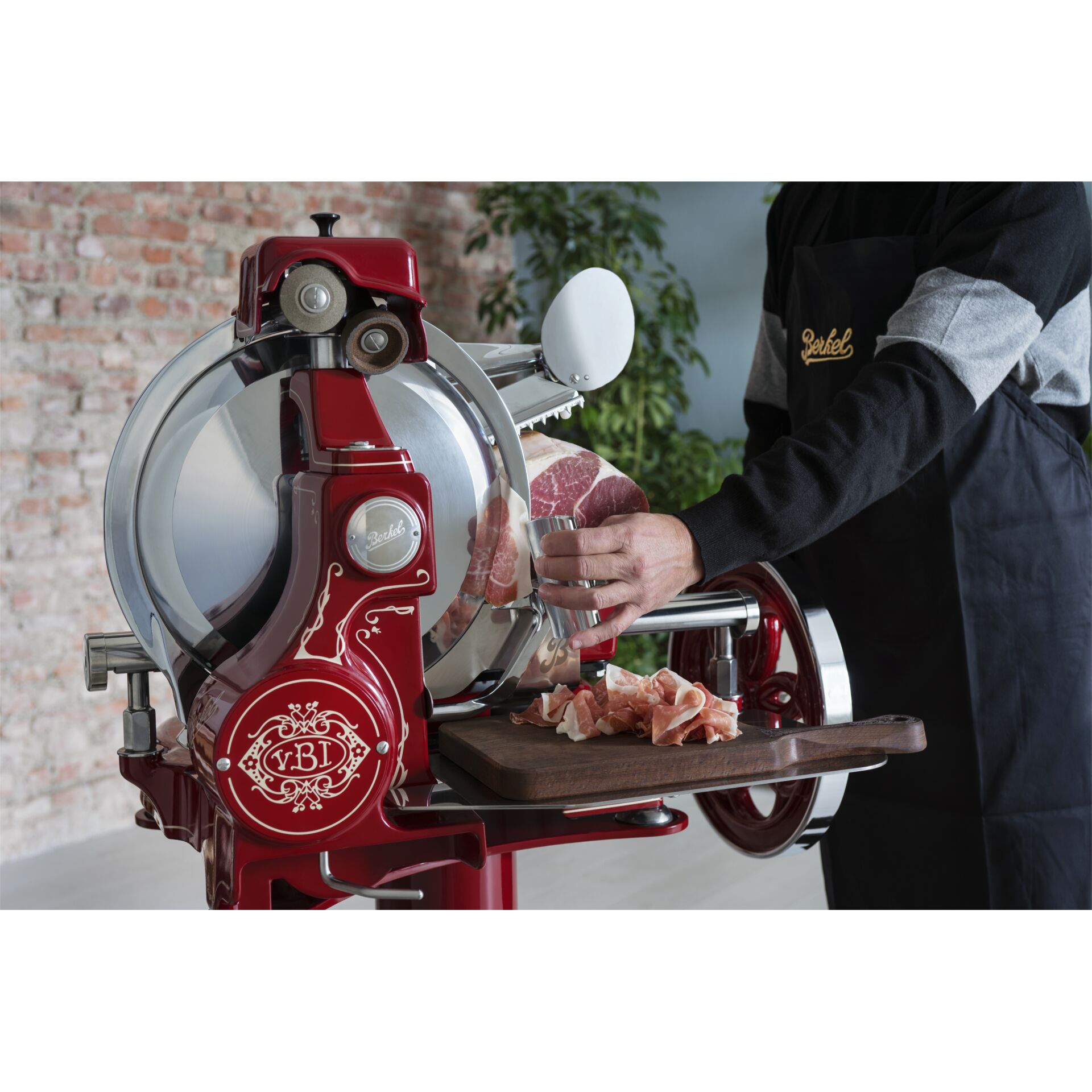 Schneidemaschine, Fleischsäge, rot, Metallgehäuse, Schnittfläche