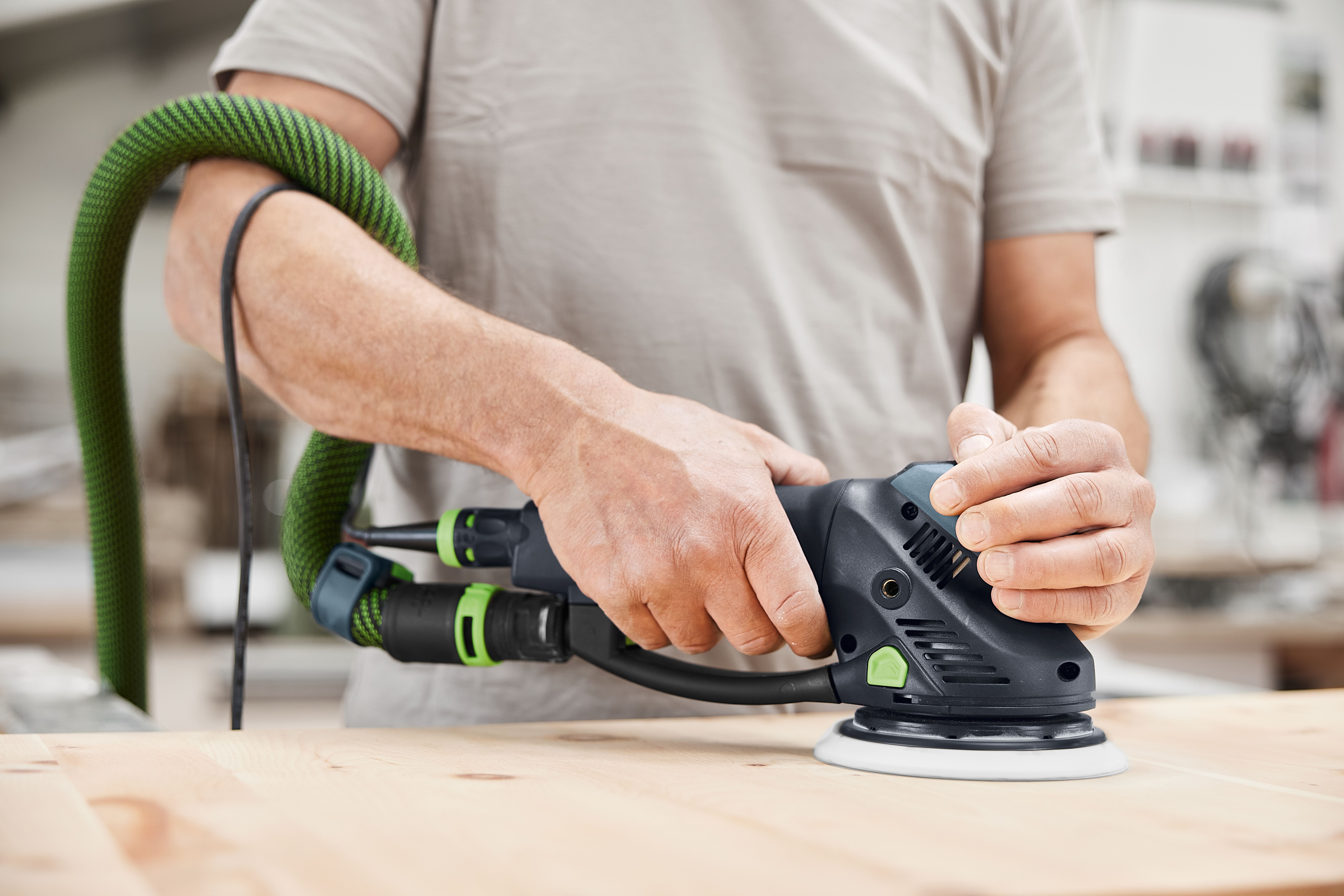 Holzbearbeitung, Schleifgerät, Exzenter-Schleifer, Grün-schwarz, Holzplatte