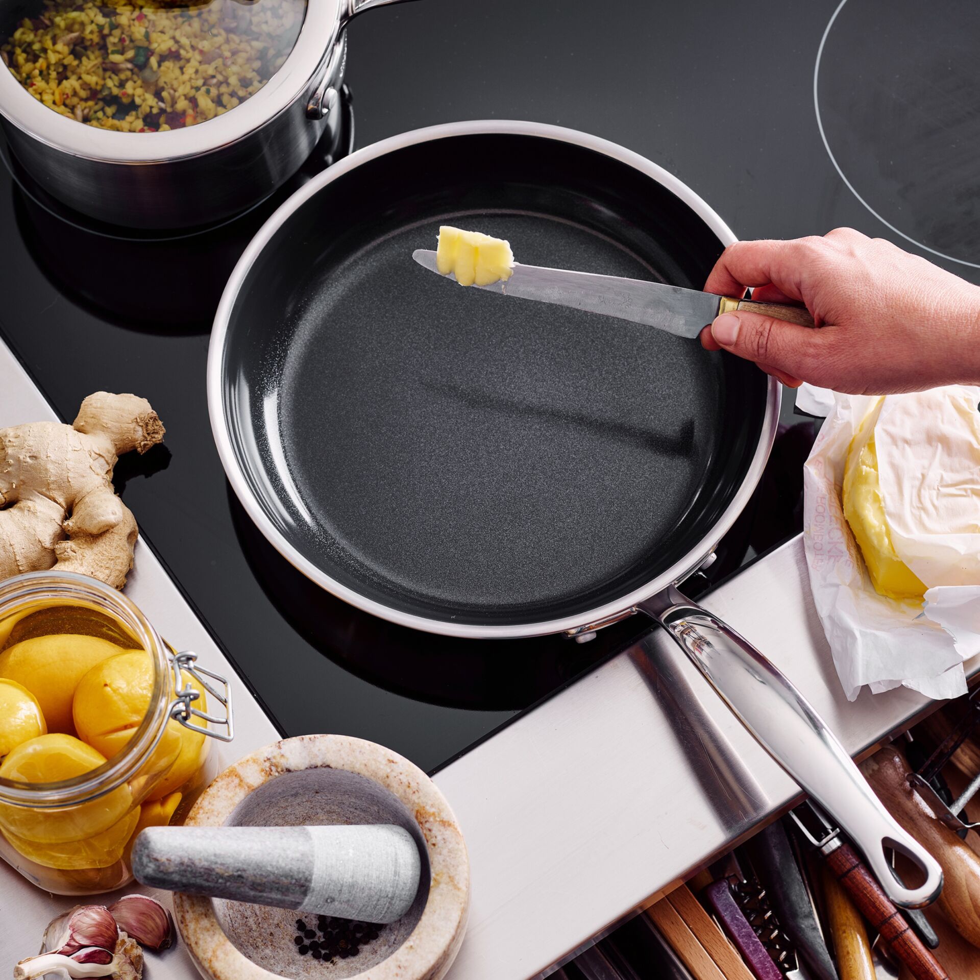 Pfanne, Kochtopf, Butter, Kochlöffel, Küchenutensilien