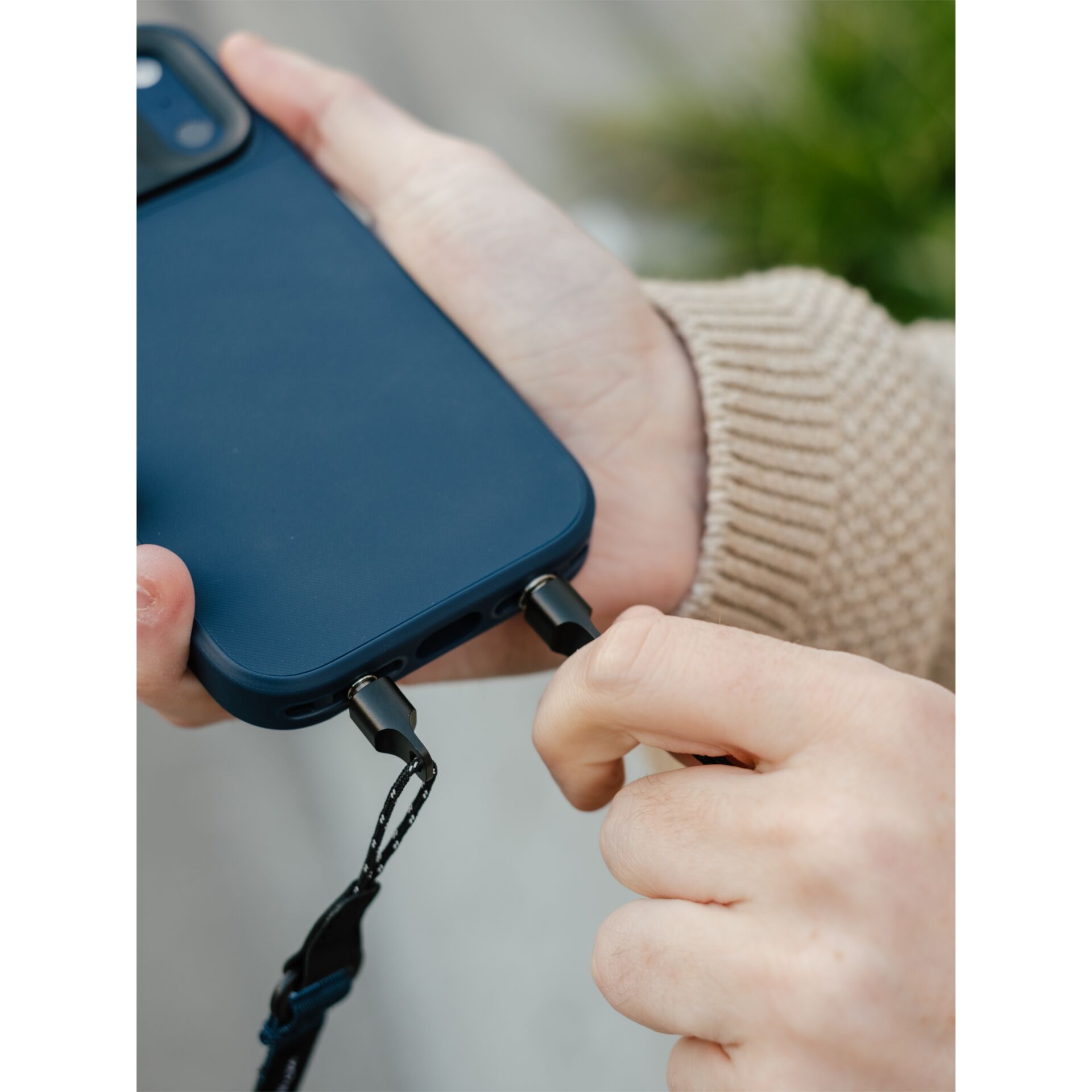 Handyhülle, Schutzhülle, Ladeanschluss, Kabelzug, Smartphone