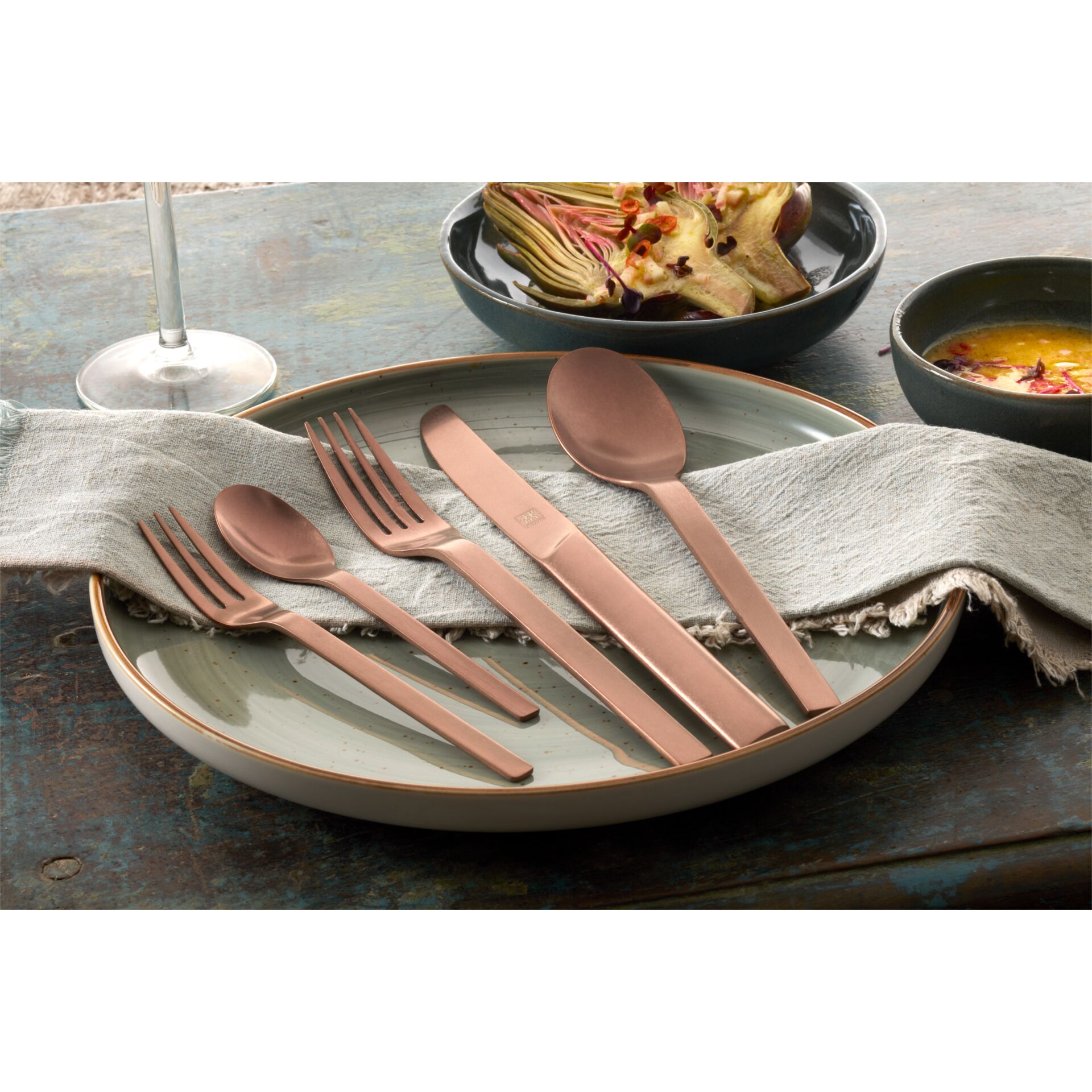 gedecktes-teller-erset, roségoldene-geschirr, besteck-set, teller-platte, serviettentragung