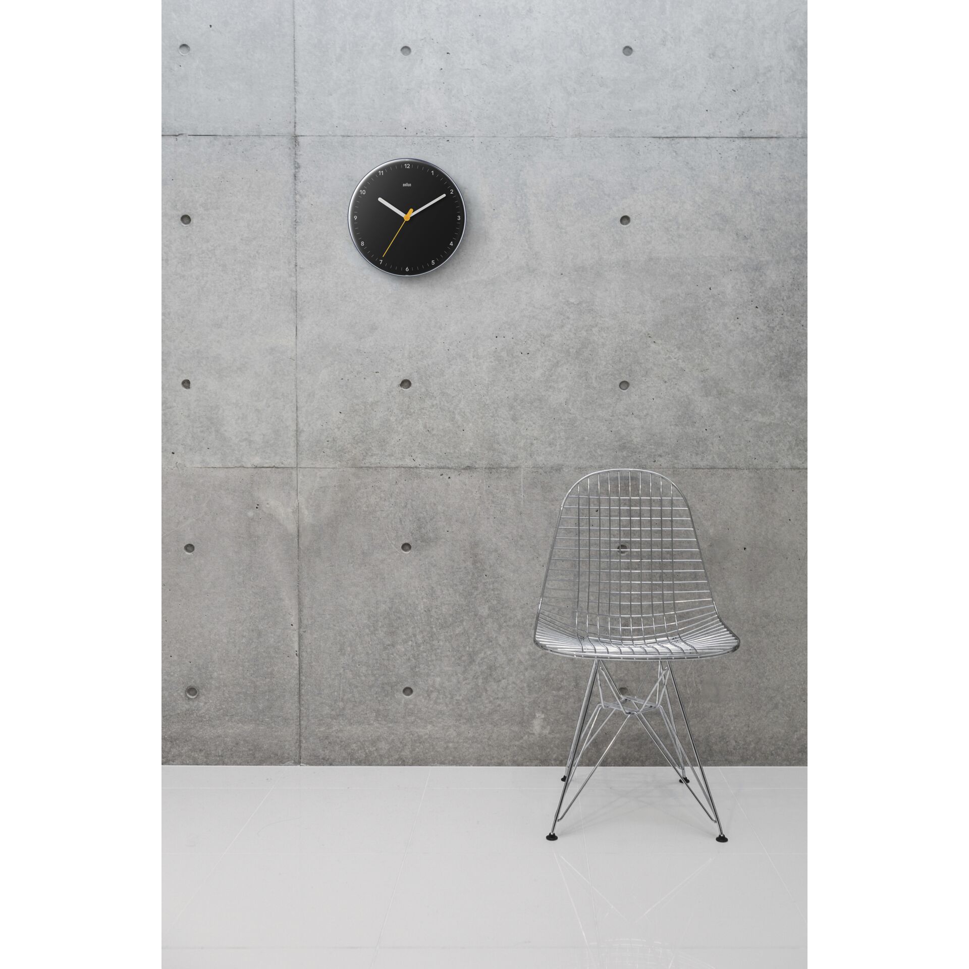 Wanduhre, Wandclock, Stuhl, Metallstuhl, Gitterstuhl