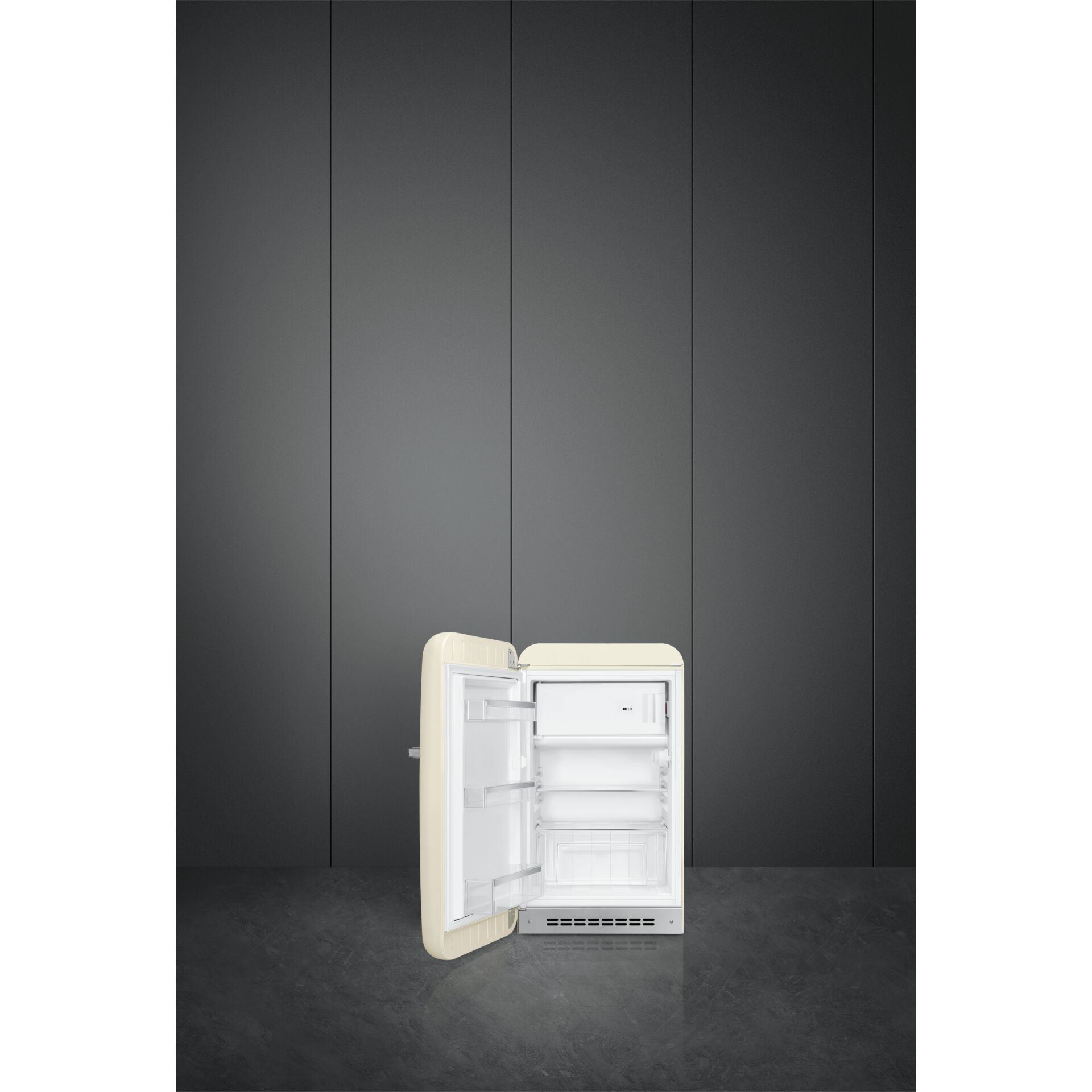 kleiner Kühlschrank, Mini-Kühlschrank, Kühlgerät, Tür offen, Regale innen