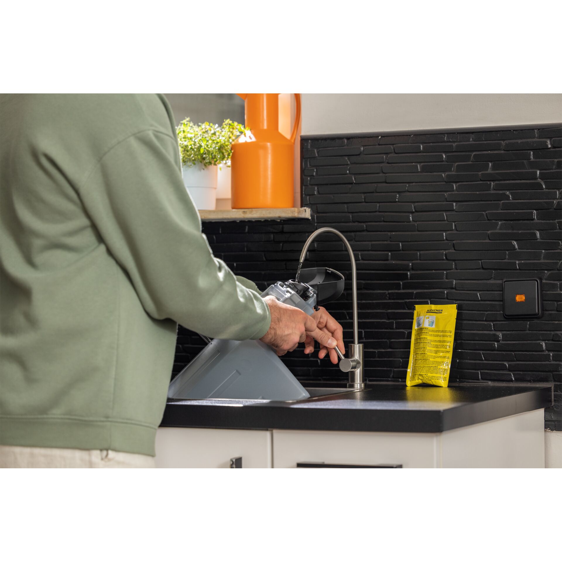 Waschbeckenarmatur, Erwachsener, Männlich, Mann, Person