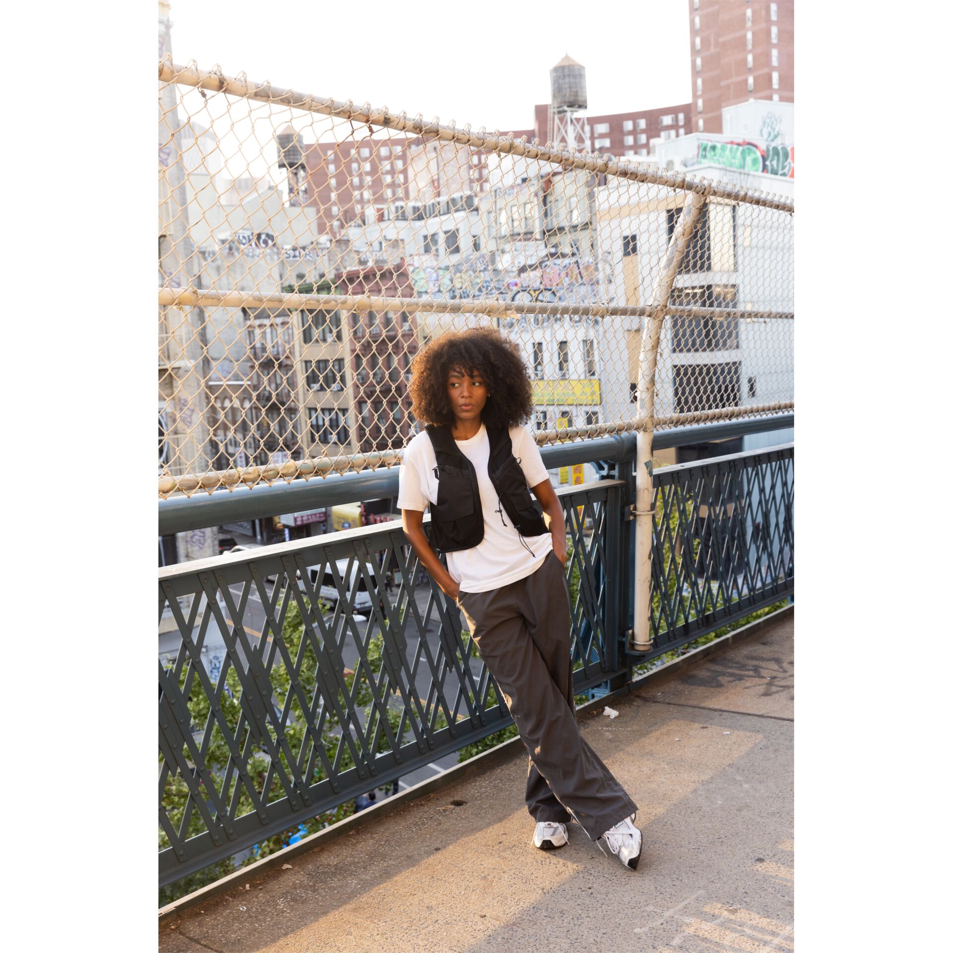 Streetwear, Weste, Weißes Shirt, Cargo-Hose, Sneaker