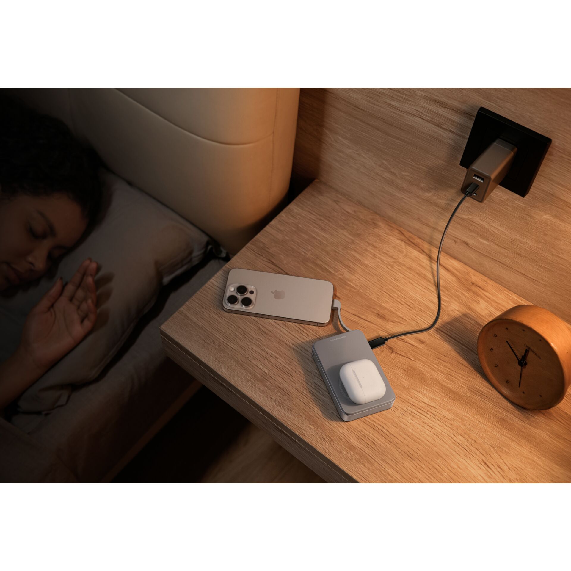 smartphone, Ladekabel, Nachttisch, AirPods, Ladegerät