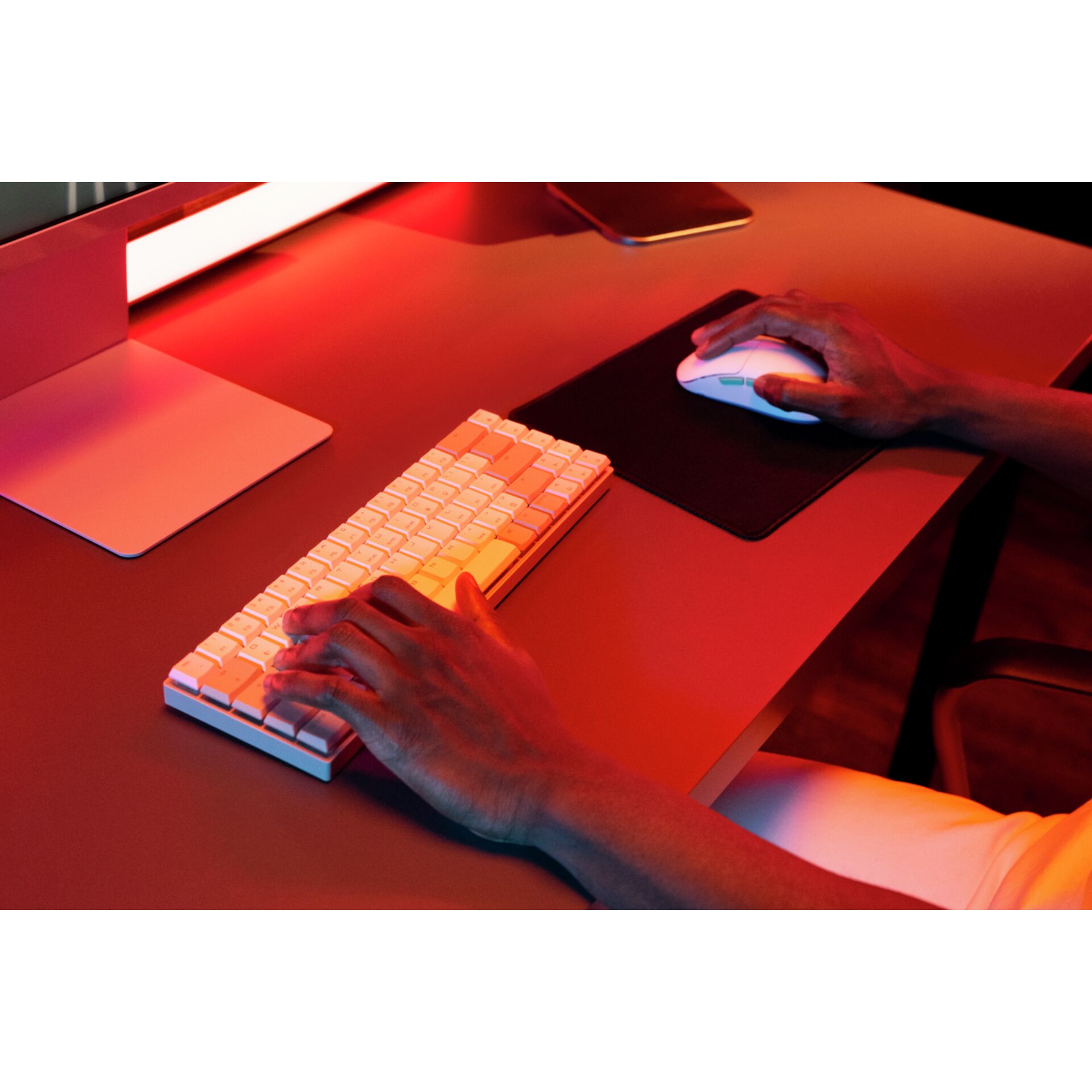 Schreibtisch-Setup, Tastatur, Maus, Mauspad, Lichtfarbe