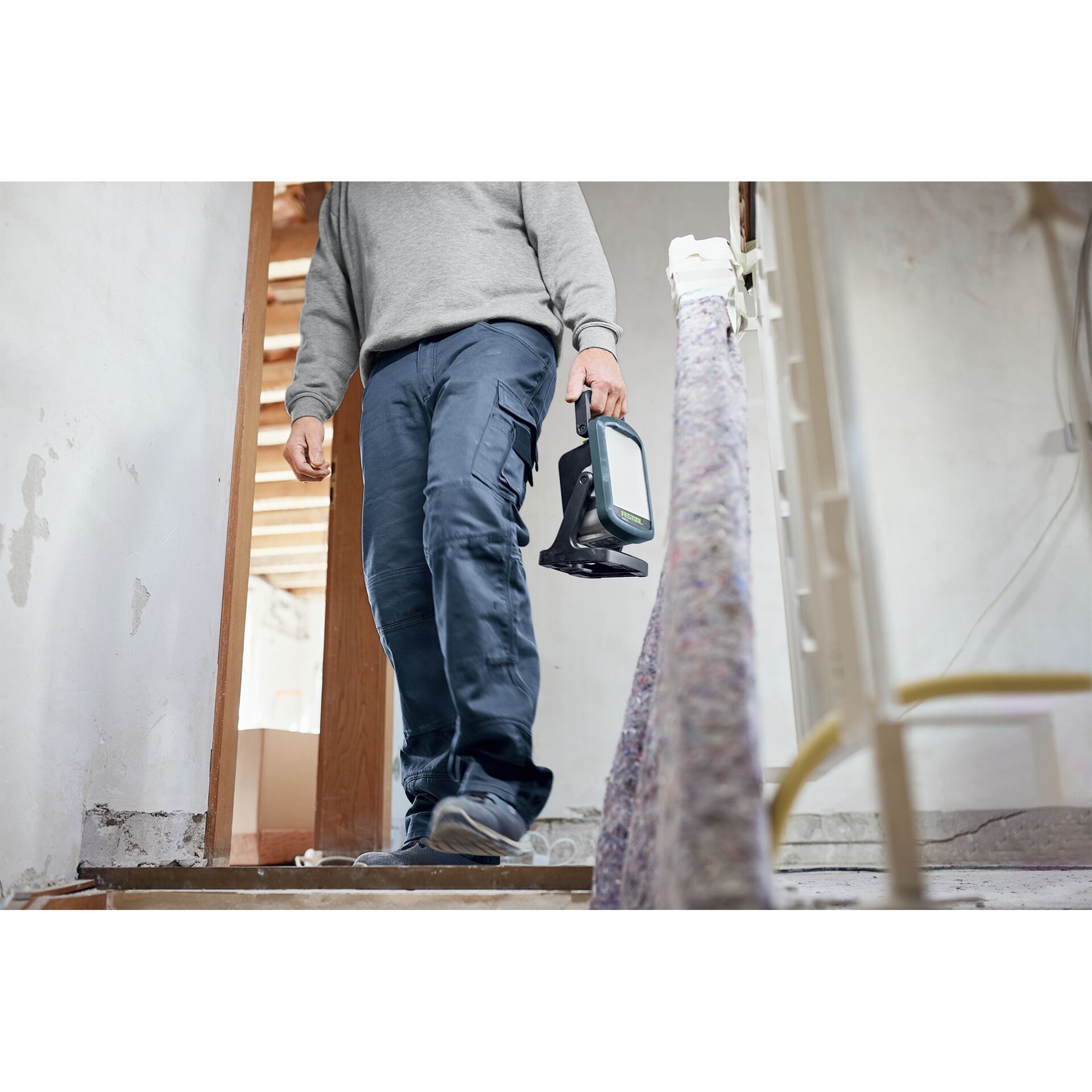 Bekleidung, Hosen, Drinnen, Innenarchitektur, Person