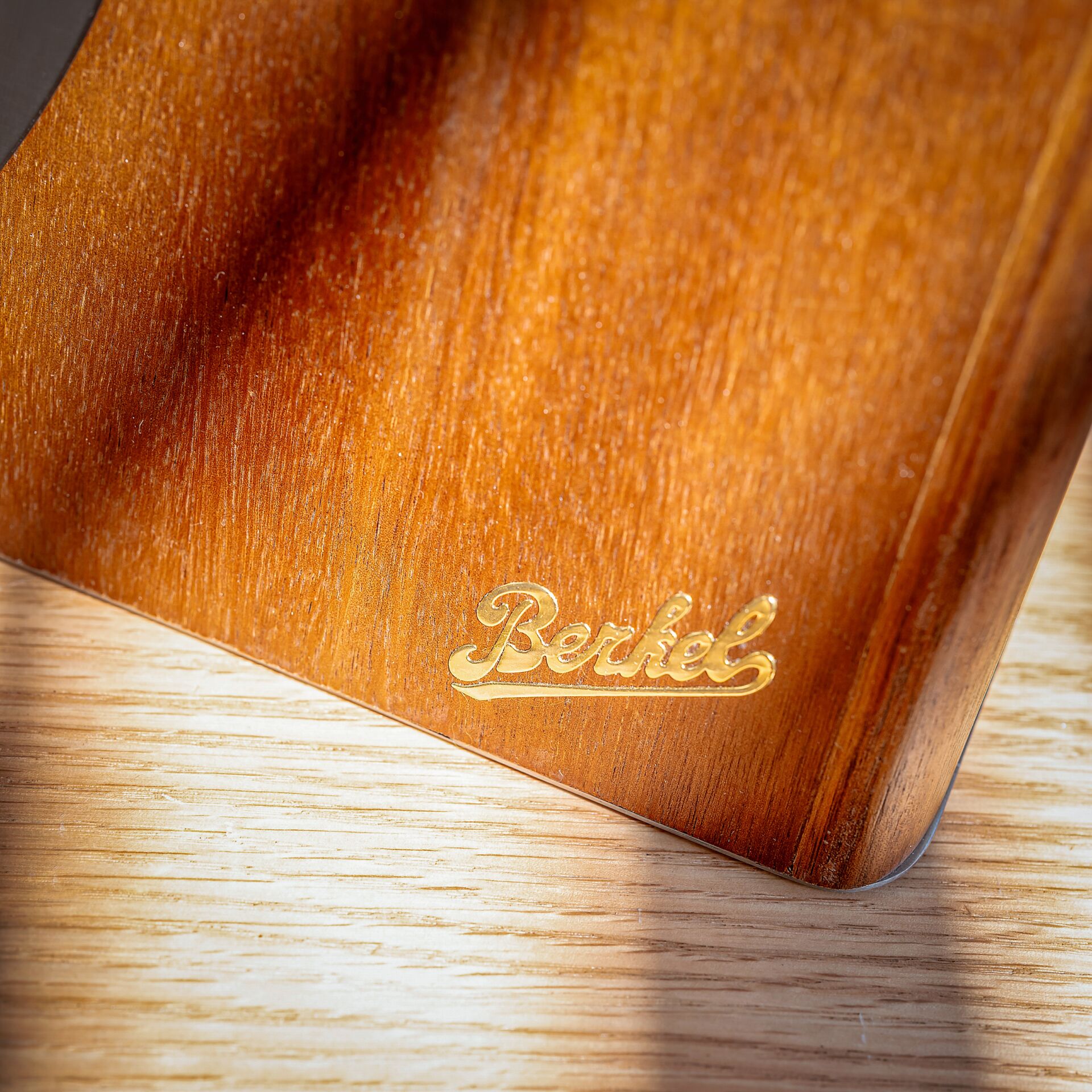 Holz, Holzoptik, Gitarre, Finish, Goldenes-Logo