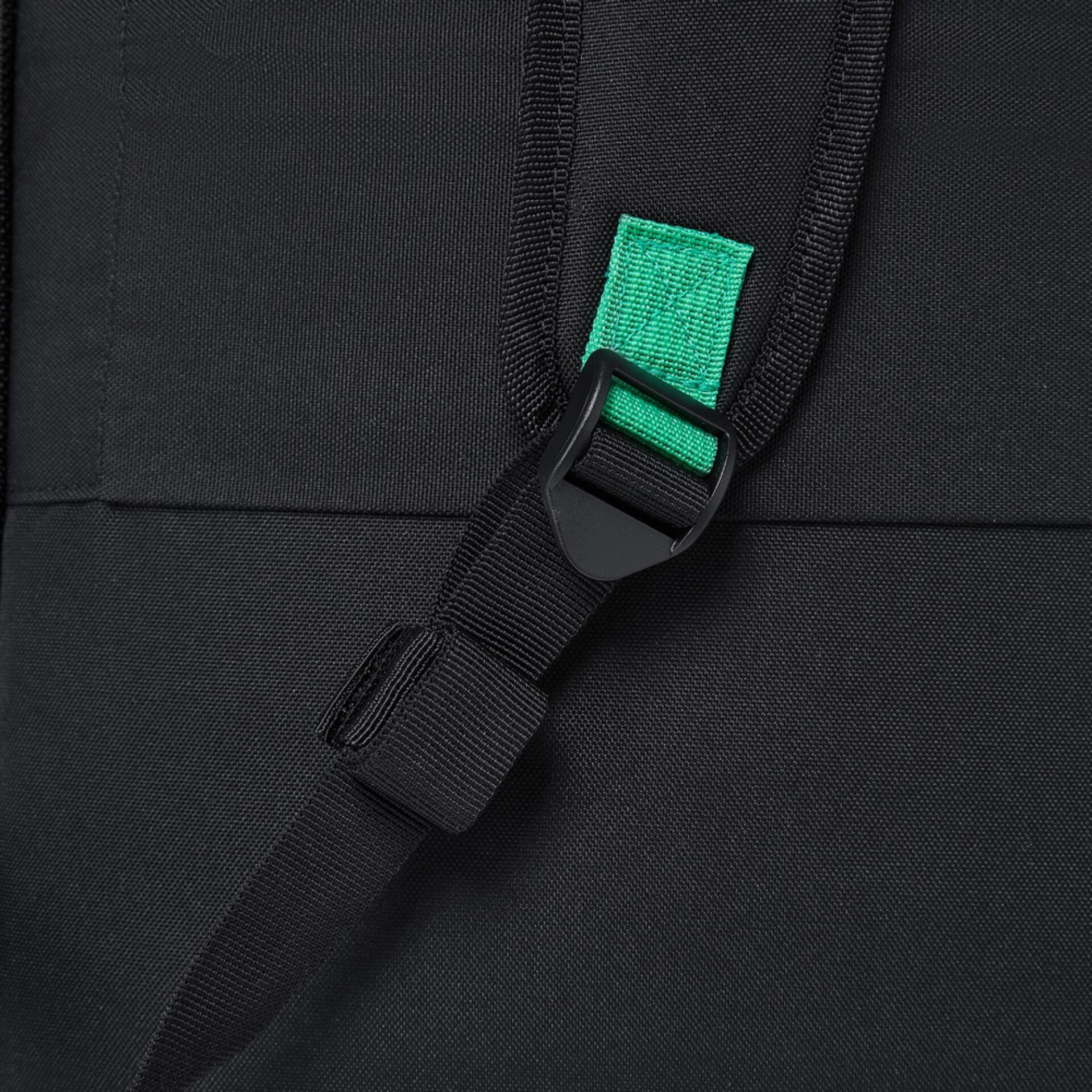 Rucksack, schwarzes Gewebe, verstellbarer Gurt, Kunststoffschnalle, grüner Akzent