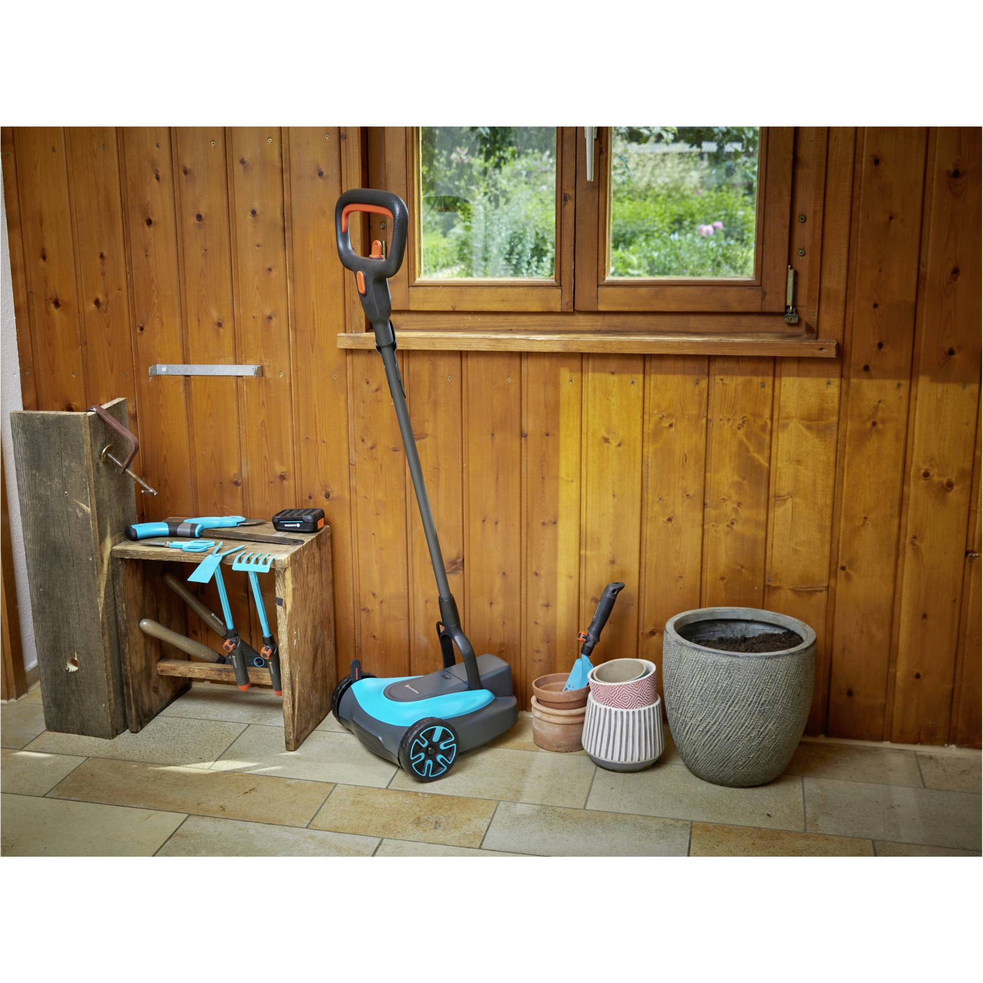 Drinnen, Innenarchitektur, Paneele aus Holz, E-Scooter, Fahrzeug