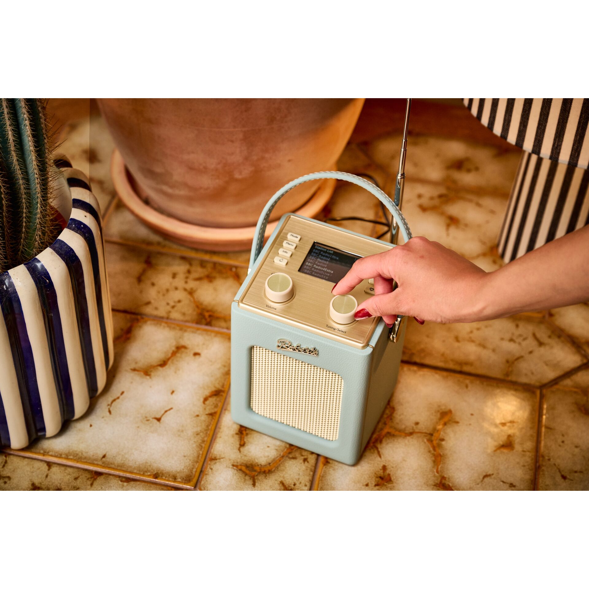 Tragbares Radio, Bluetooth-Lautsprecher, Pastellblau, Retro-Design, Tragegriff