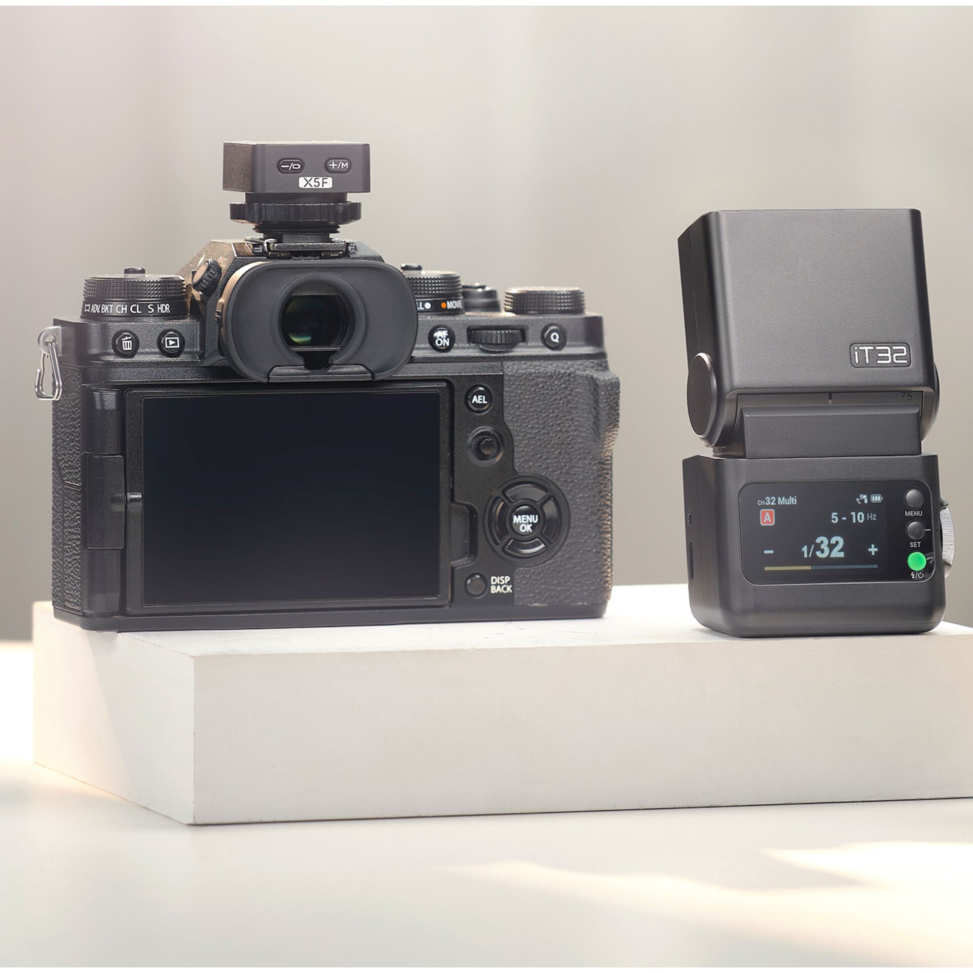 DSLR, Kamera-Körper, Elektronischer Sucher, Externer Aufheller, LCD-Bildschirm