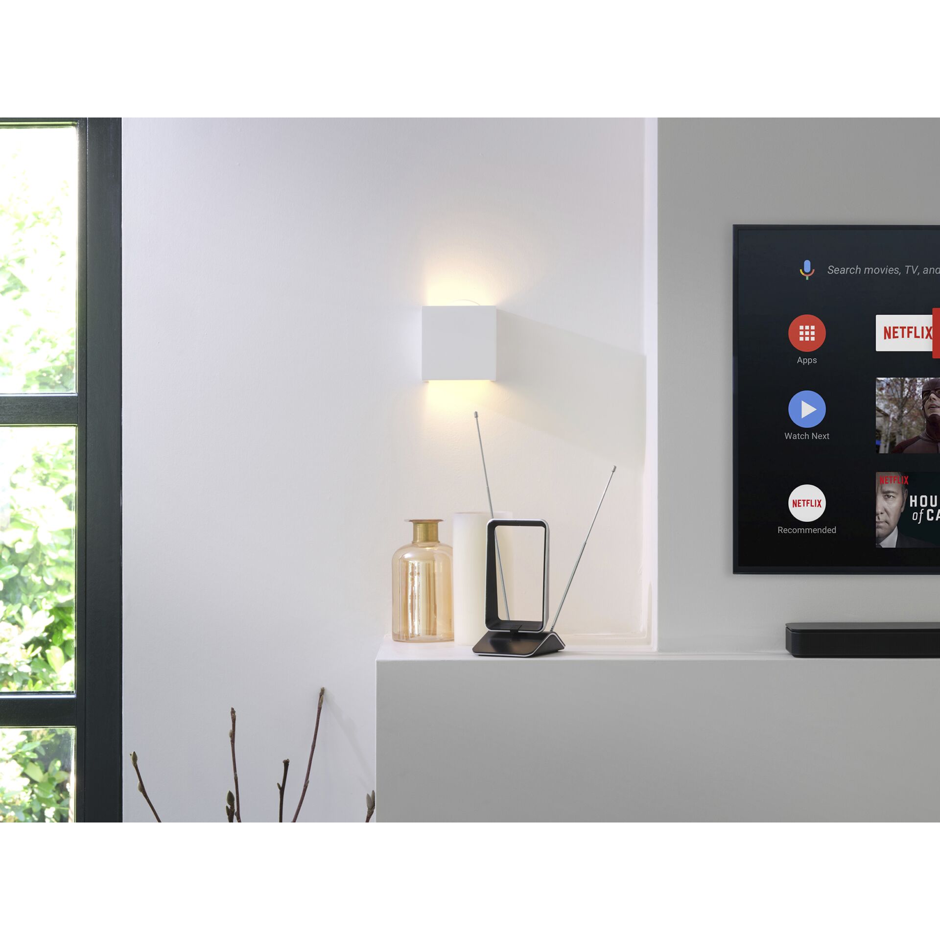 Überwachen, Bildschirm, Lampe, Innenarchitektur, Person