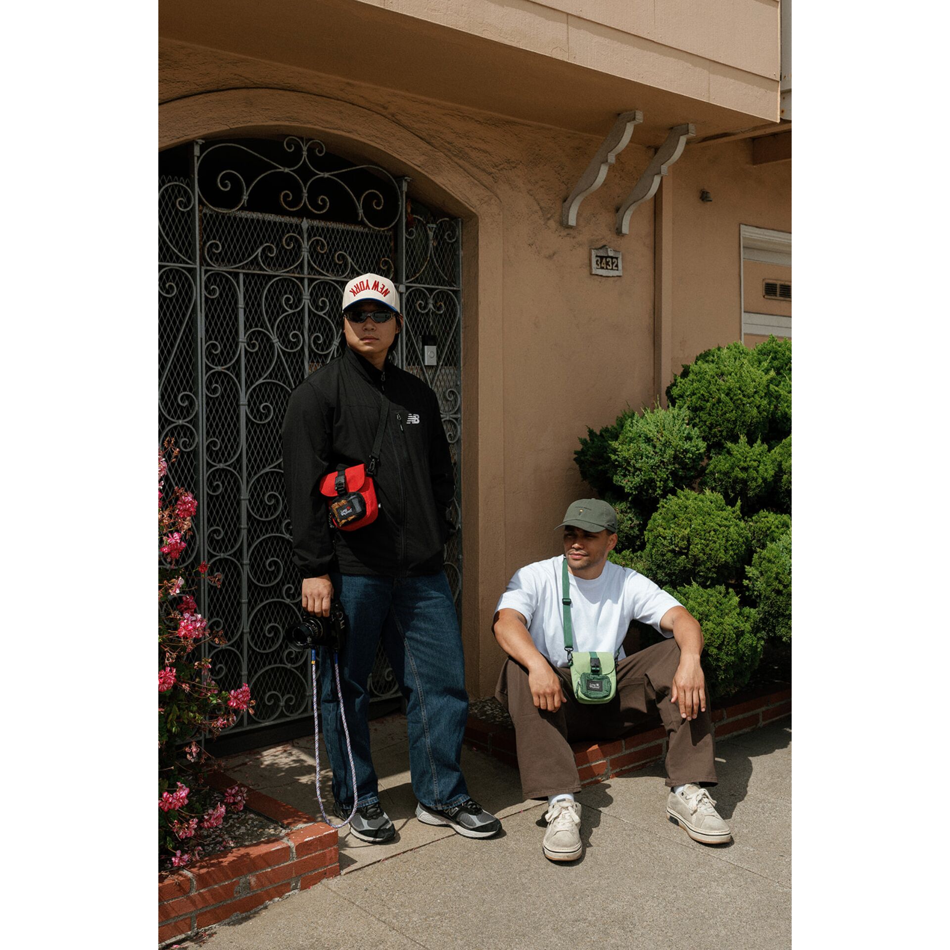 Streetwear, Carrier bag, Baseballcap, Sunglasses, Casual outfit
