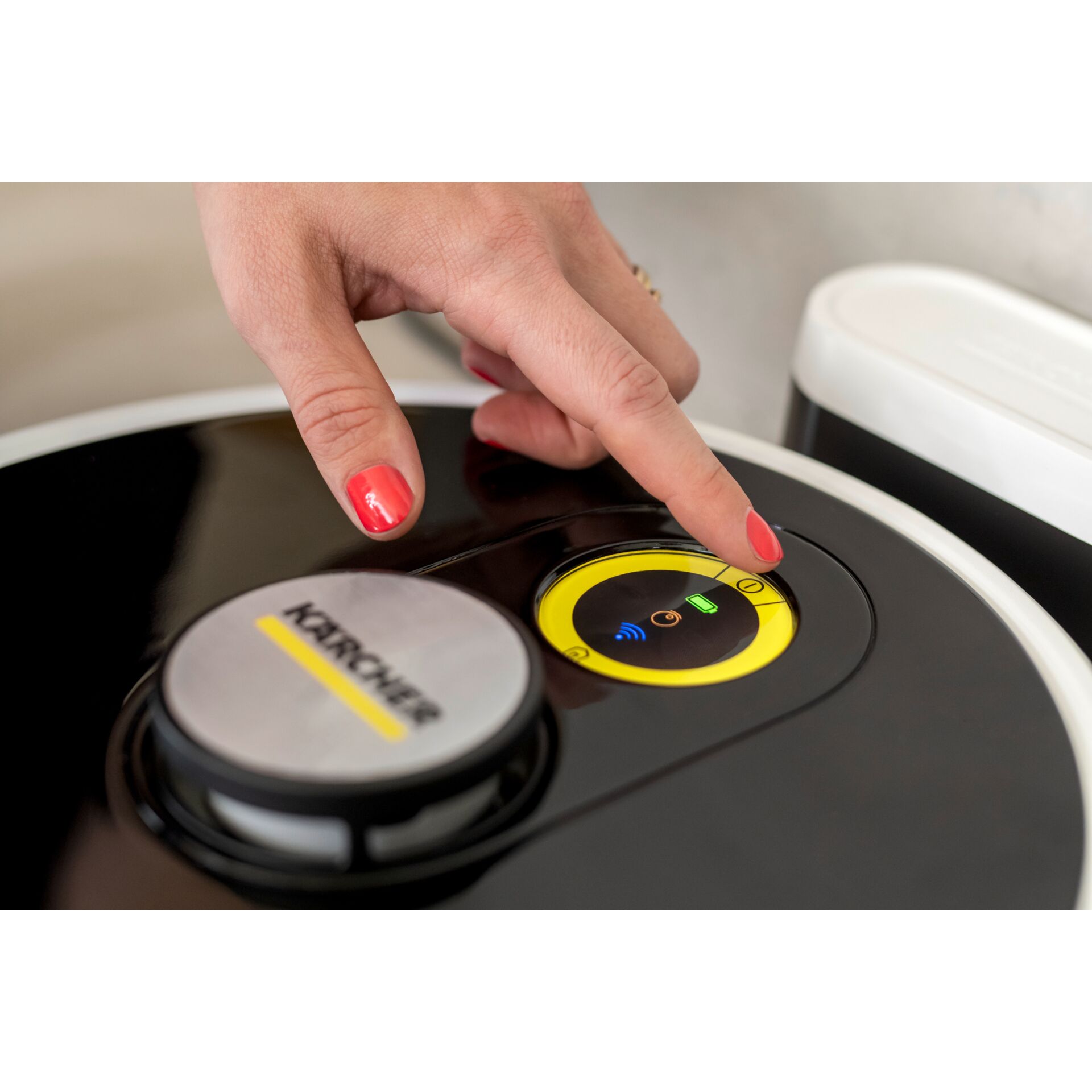 Saugroboter, Ladebasis, Deckel, Hand, rote Nägel, Staubsauger-Roboter, Ladestation, Induktionsladefläche, Kreiselmotor, Kompakt