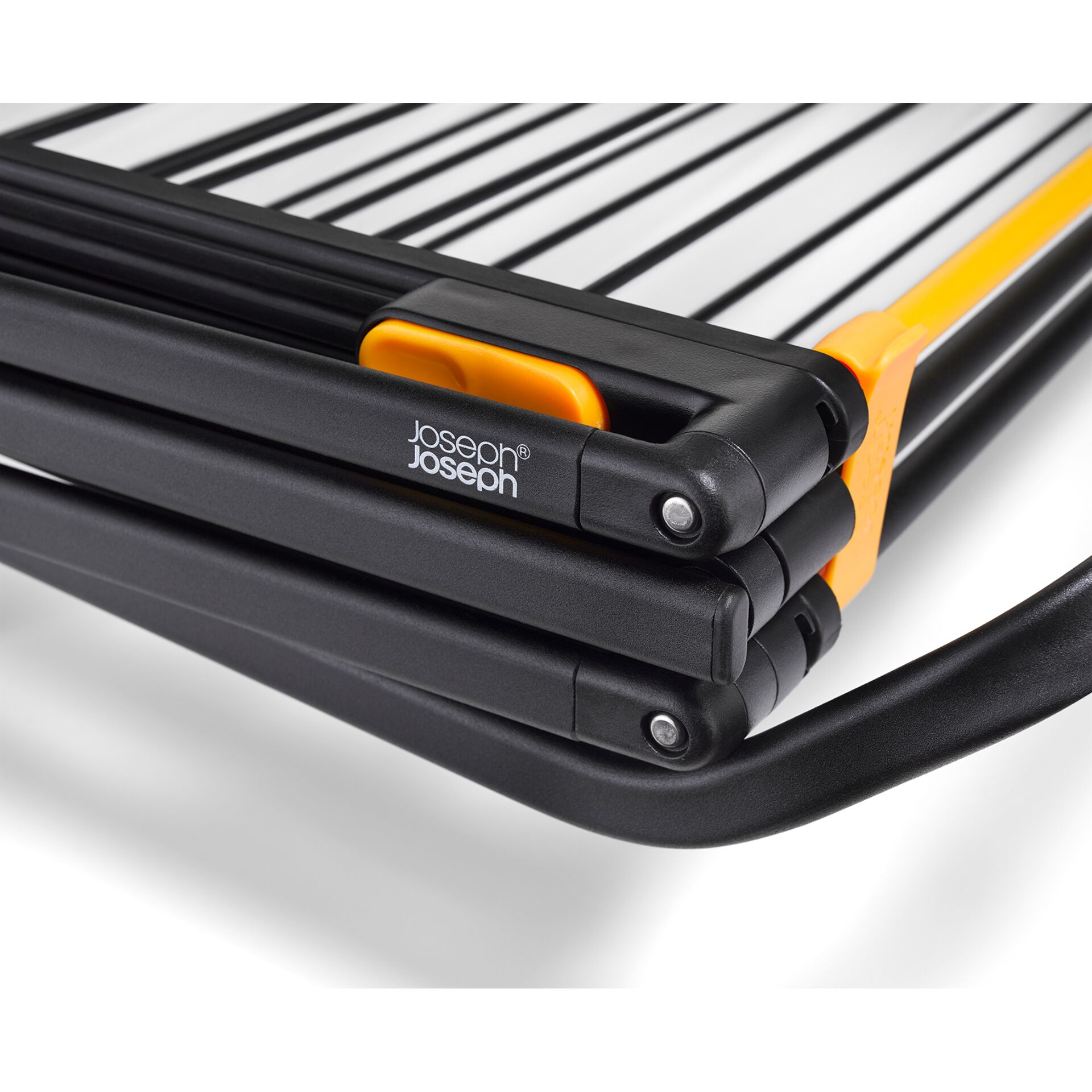 Faltbarer Stuhl, orangefarbener Verschluss, schwarzer Rahmen, lattenoberfläche, verstellbare Beine