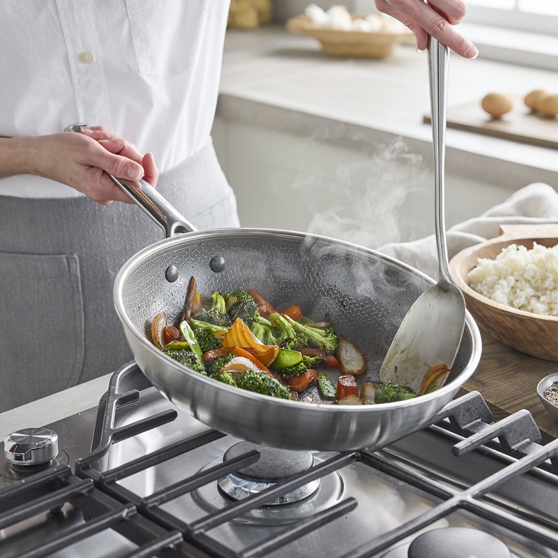 Edelstahl-Wok, Wokpfanne, Strukturierter Innenboden, Silberfarben, Langer Griff