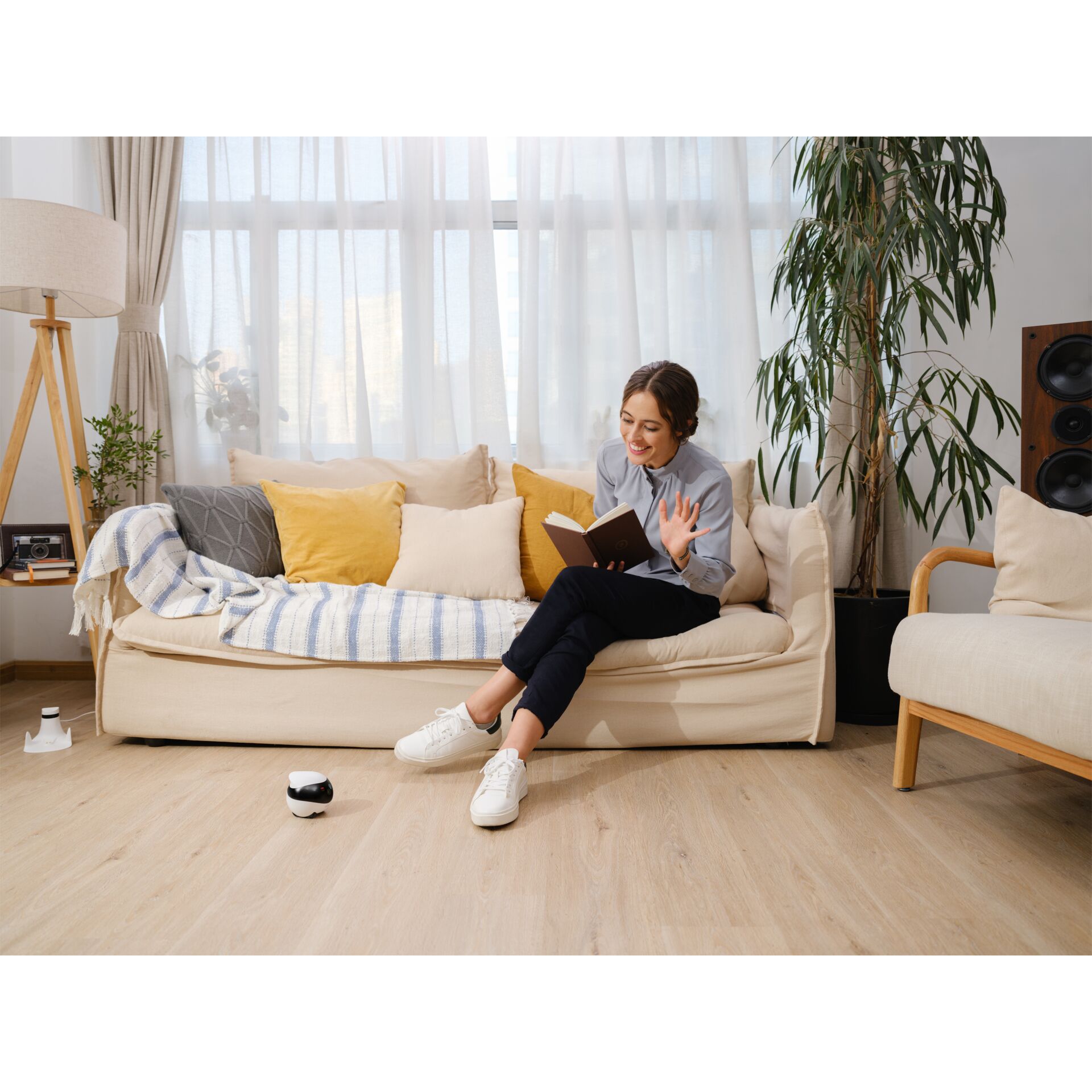 Person, Sitzend, Innenarchitektur, Sprecher, Lampe