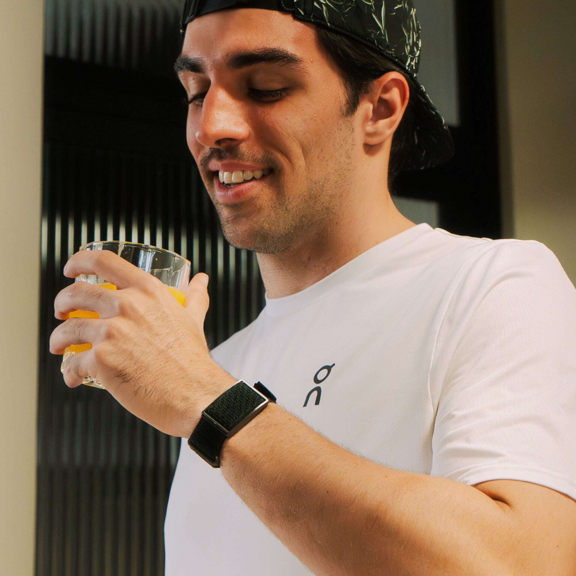 Mensch, Glas, T-Shirt, Uhr, Cap